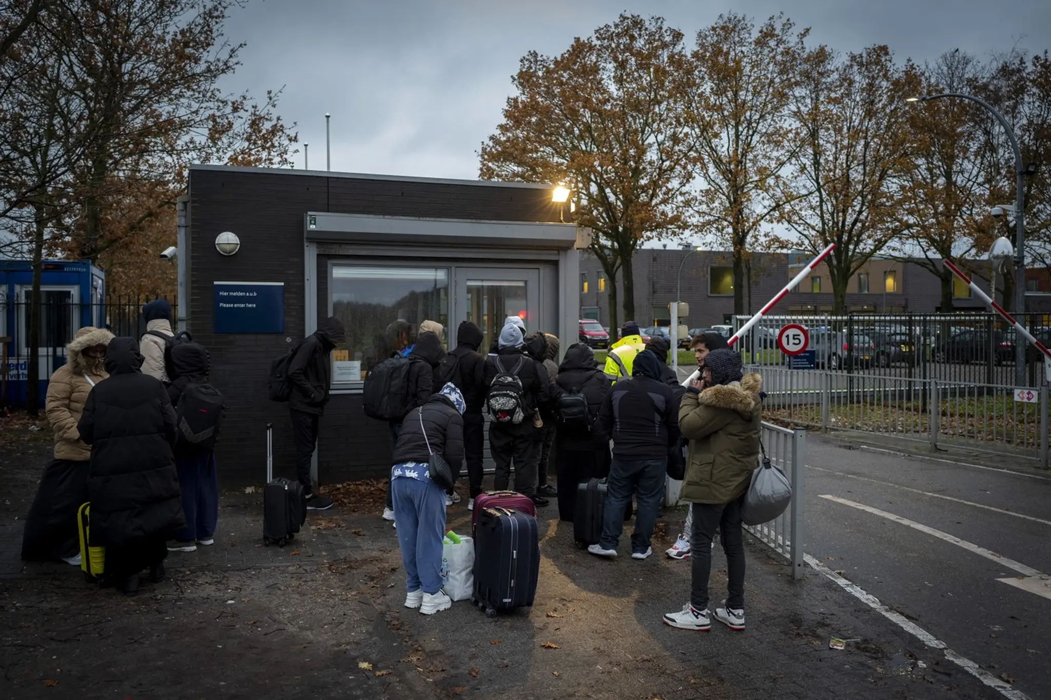 Žiadatelia o azyl pred azylovým centrom v holandskom Groningene.