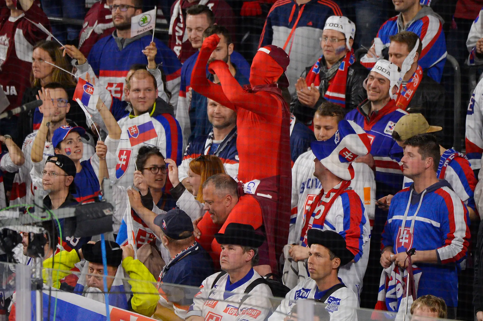 Slovenskí fanúšikovia počas zápasu s Lotyšskom na MS 2017.
