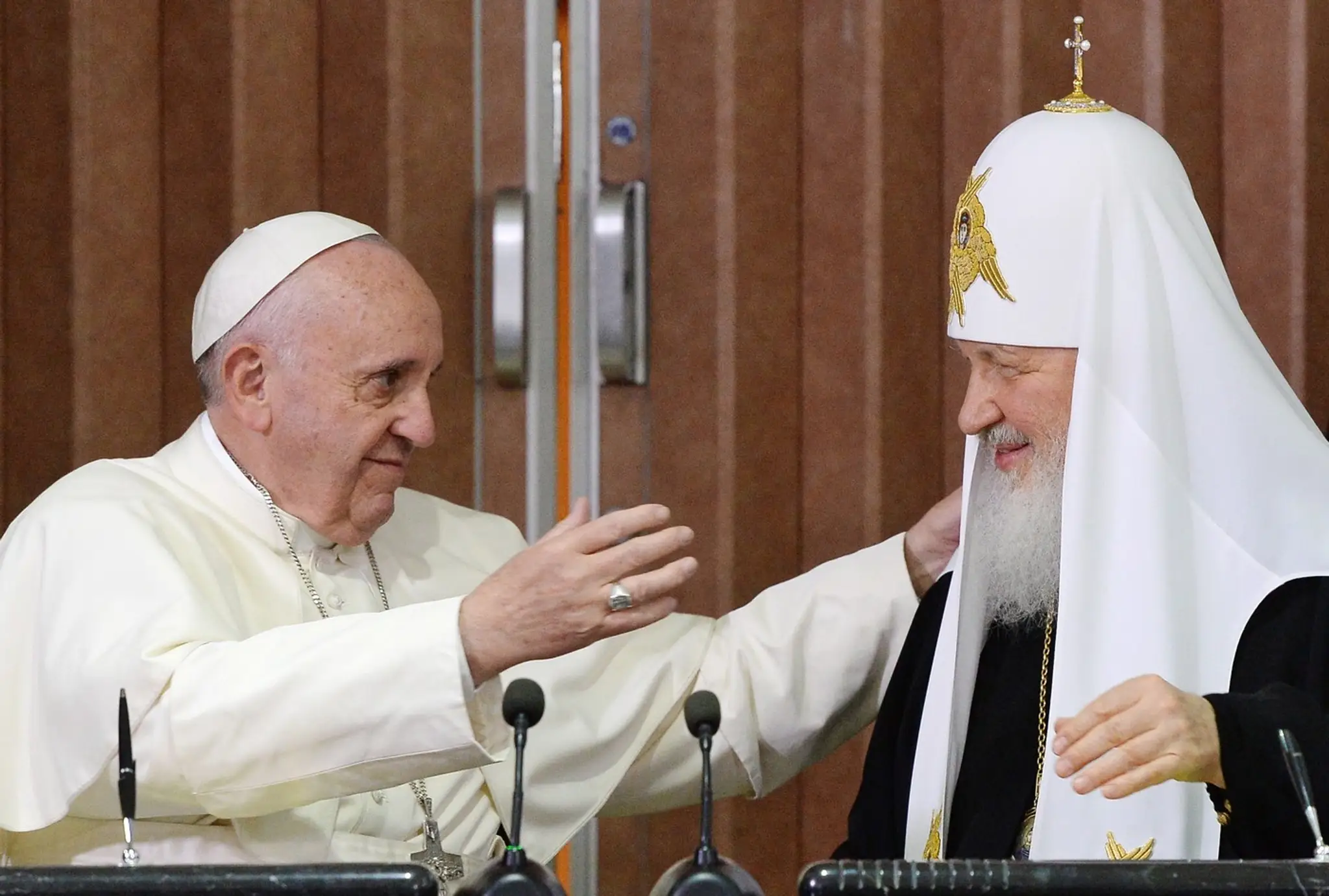 Pápež František a hlava ruskej pravoslávnej cirkvi Patriarcha Kirill na archívnej snímke z roku 2016.