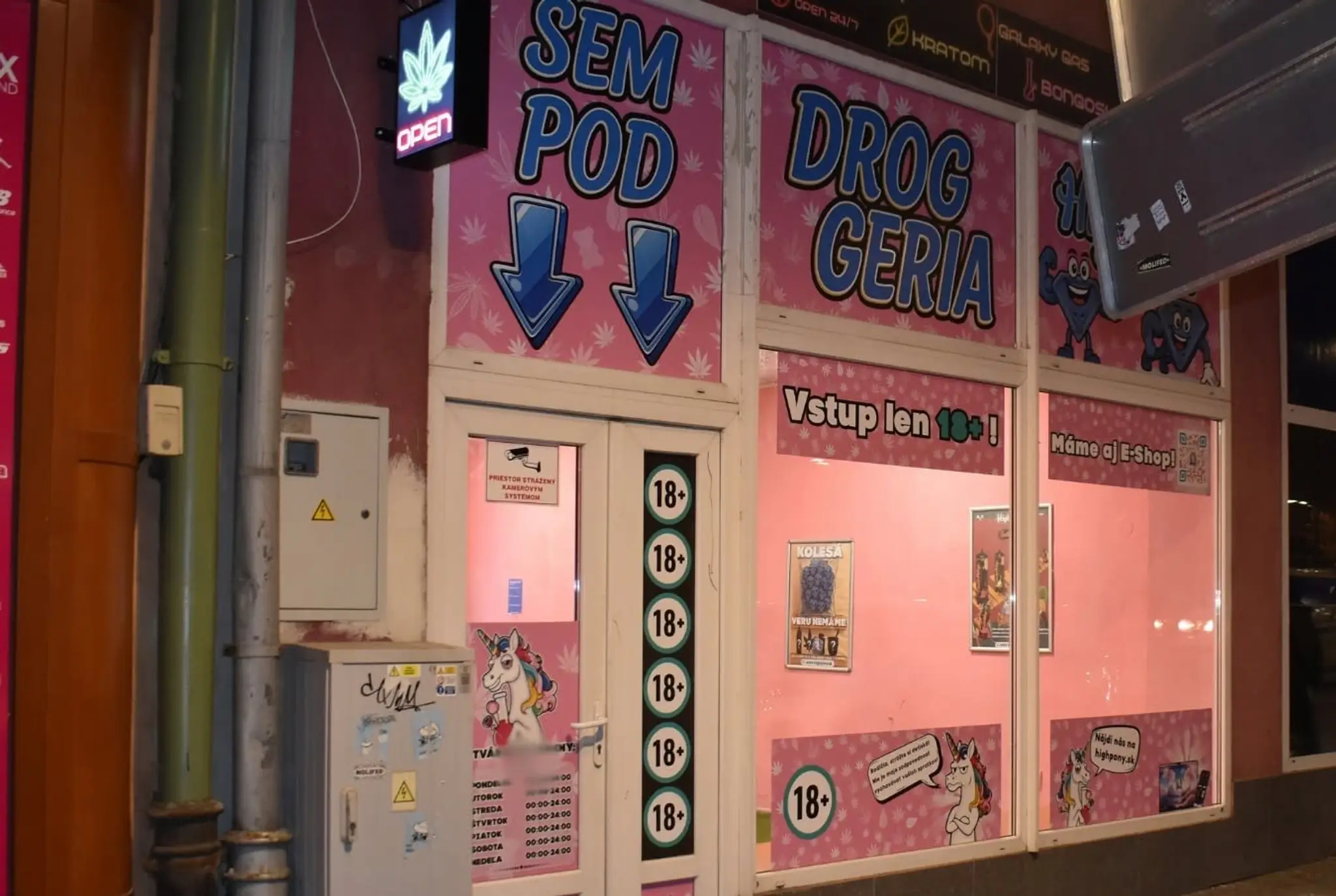 Polícia pre automaty so psychoaktívnymi látkami v Lučenci obvinila dve osoby