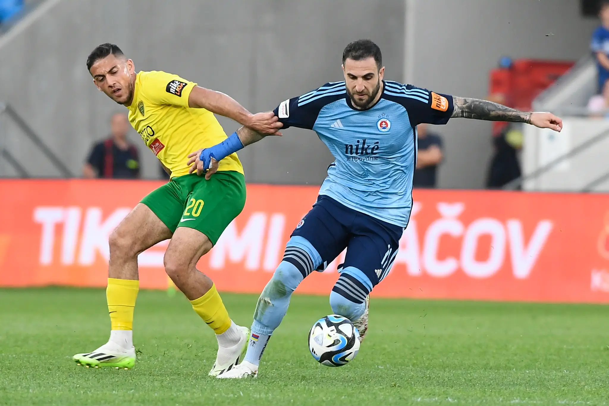 Na snímke vpravo Tigran Barseghjan (Slovan) a vľavo Kristián Bari (Žilina) bojujú o loptu.