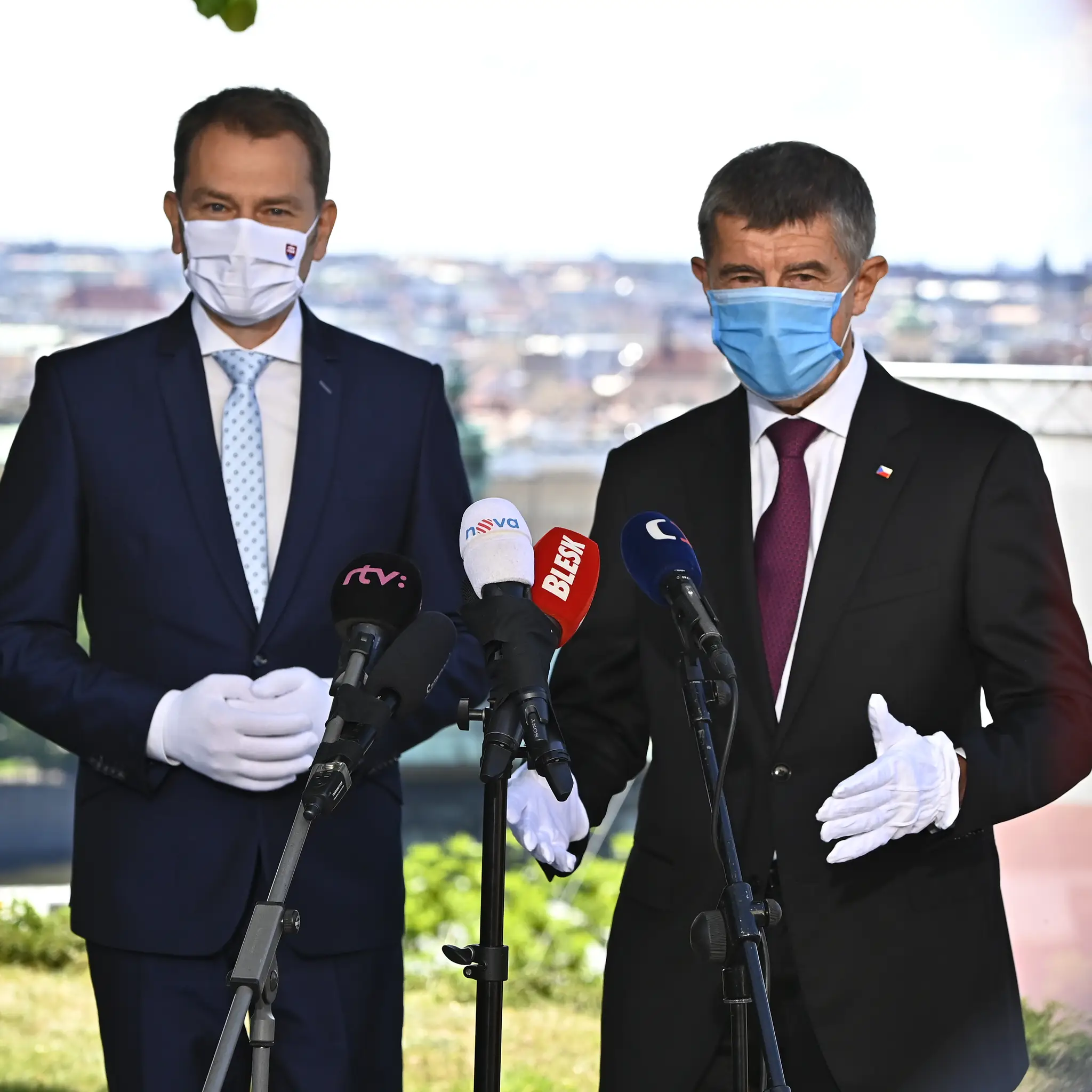 Predseda vlády SR Igor Matovič (vľavo) a český premiér Andrej Babiš počas vyhlásenia pred začiatkom ich rokovania v Prahe v stredu 3. júna 2020.