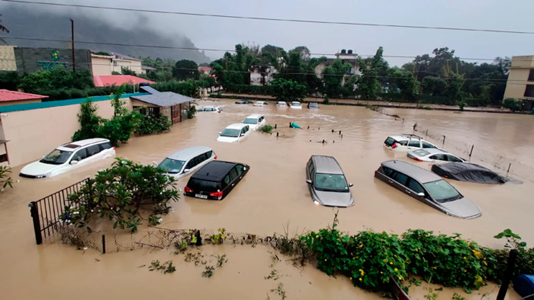 Zaplavené automobily v Národnom parku Jima Corbetta v indickom štáte Uttaránčal.