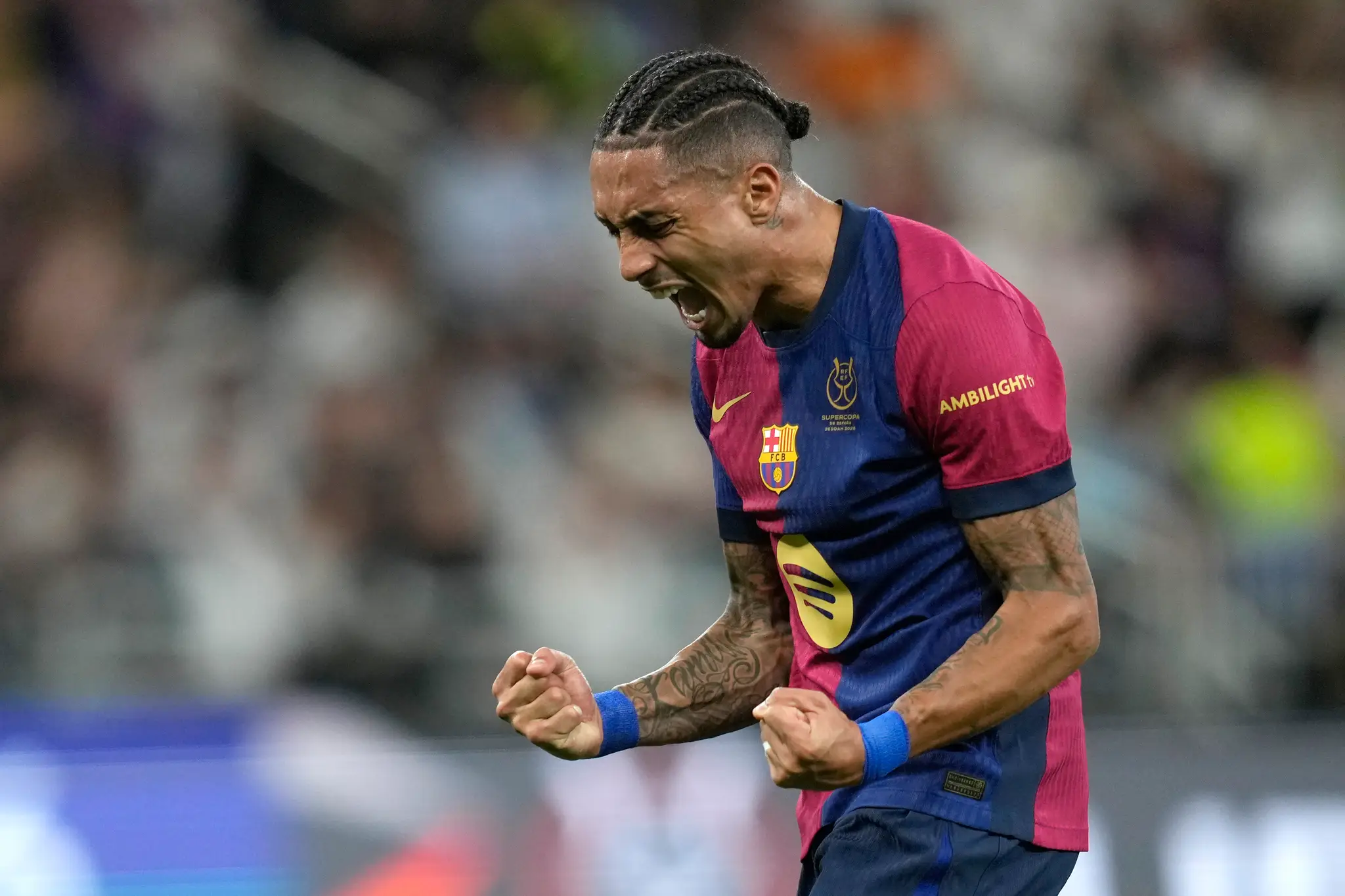 Futbalista FC Barcelona Raphinha sa teší z gólu.