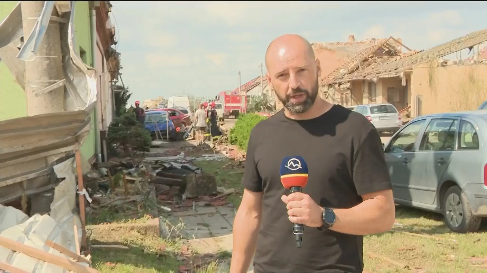 Michal Hečko na miestach zničených tornádom.