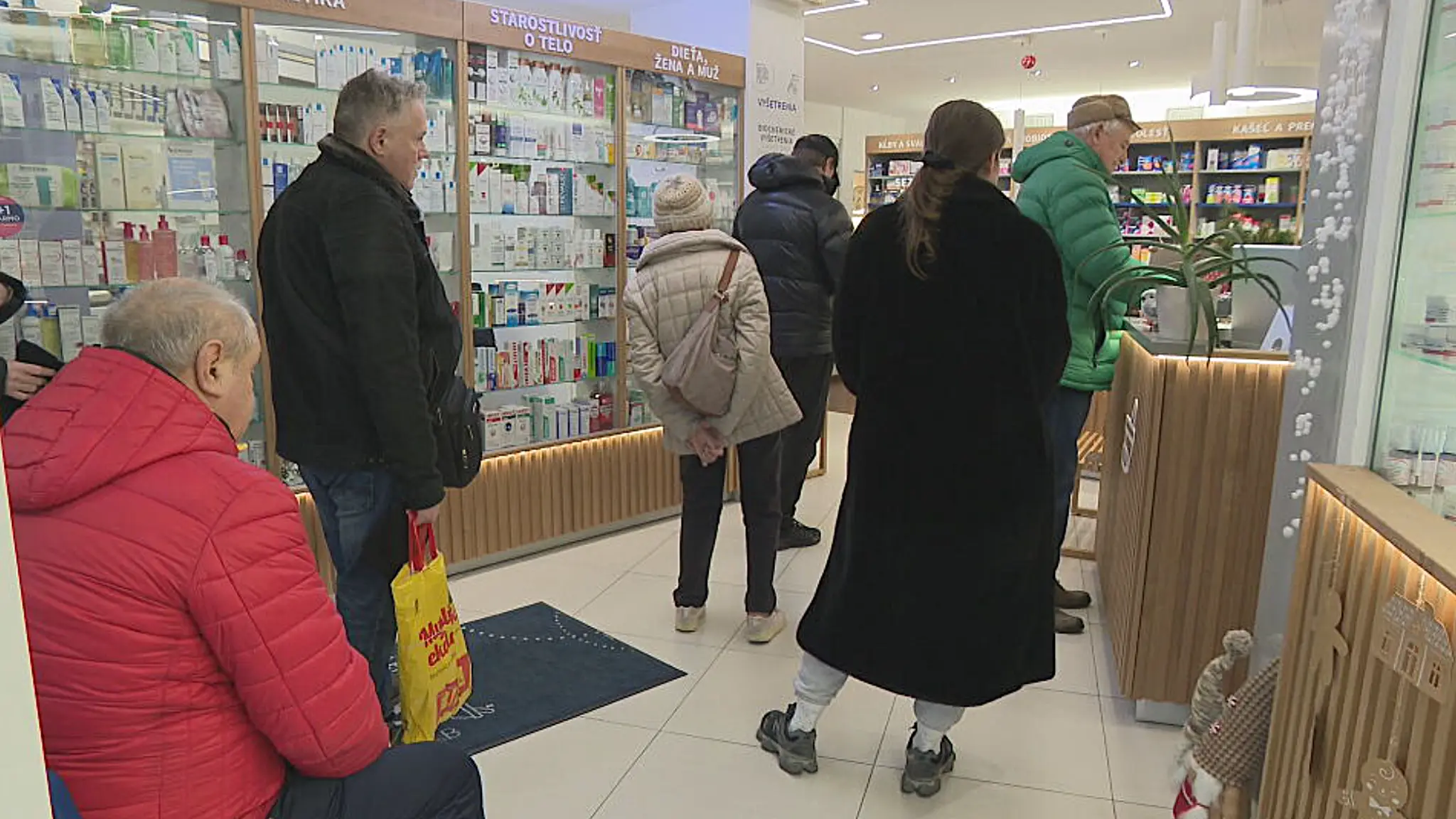 Po sviatkoch sa v lekárňach tvoria rady. 