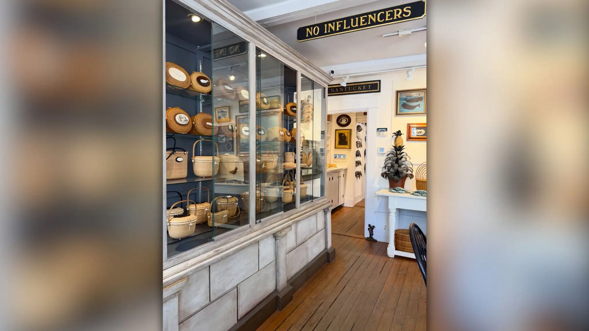Nápis „Žiadni influenceri“ v obchode na ostrove Nantucket