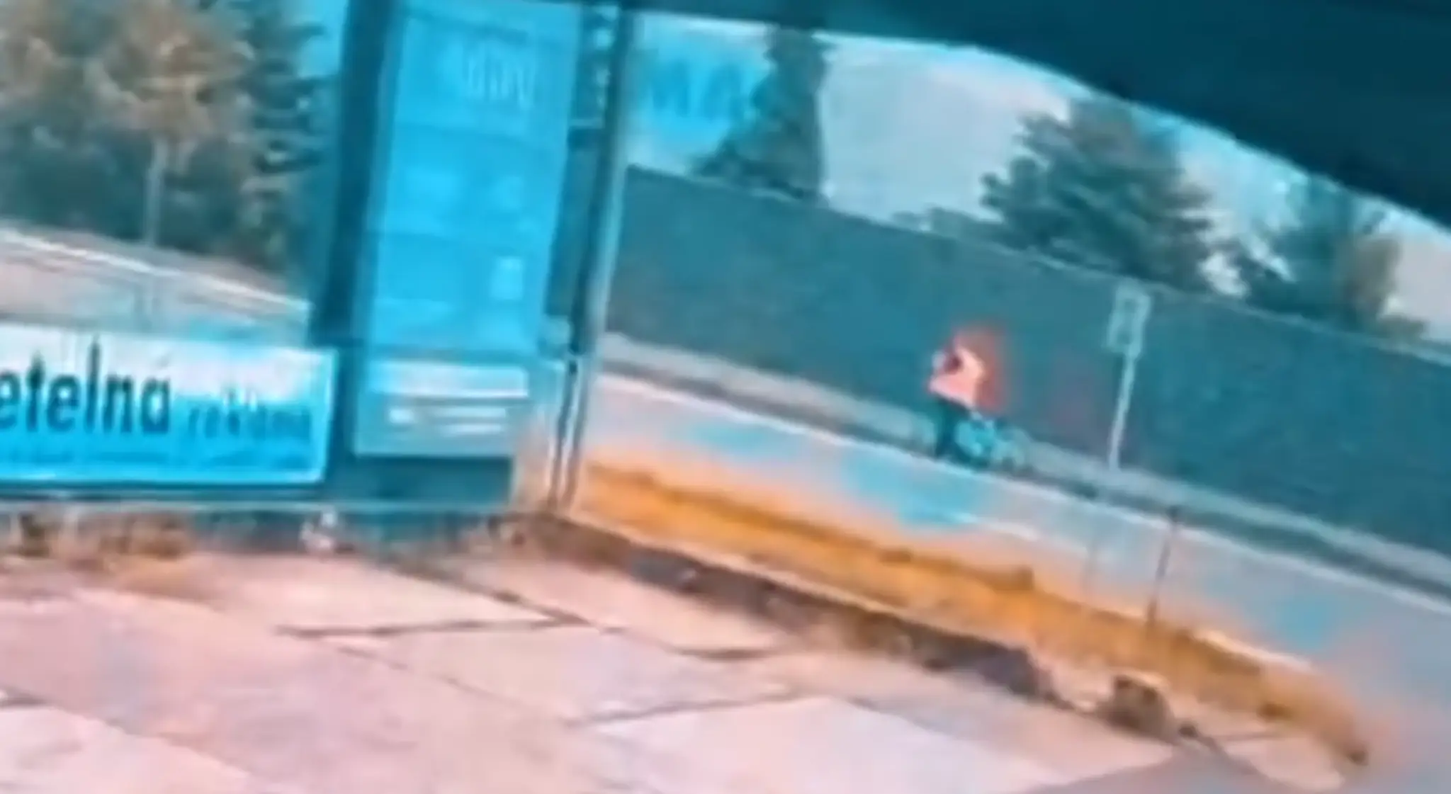 Zrážka s chodcom, ktorý tlačil bicykel. 