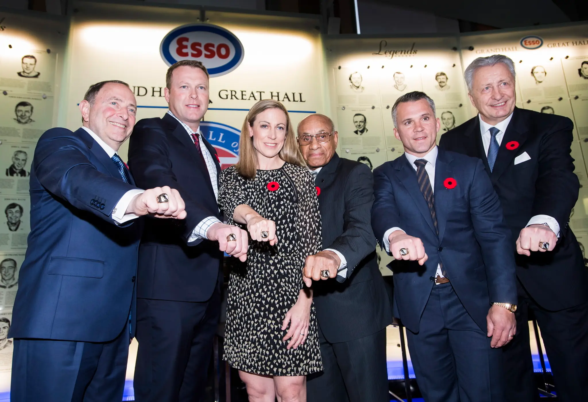 Noví členovia hokejovej Siene slávy, zľava Gary Bettman, Martin Brodeur, Jayna Heffordová, Willie O'Ree, Martin St. Louis a Alex