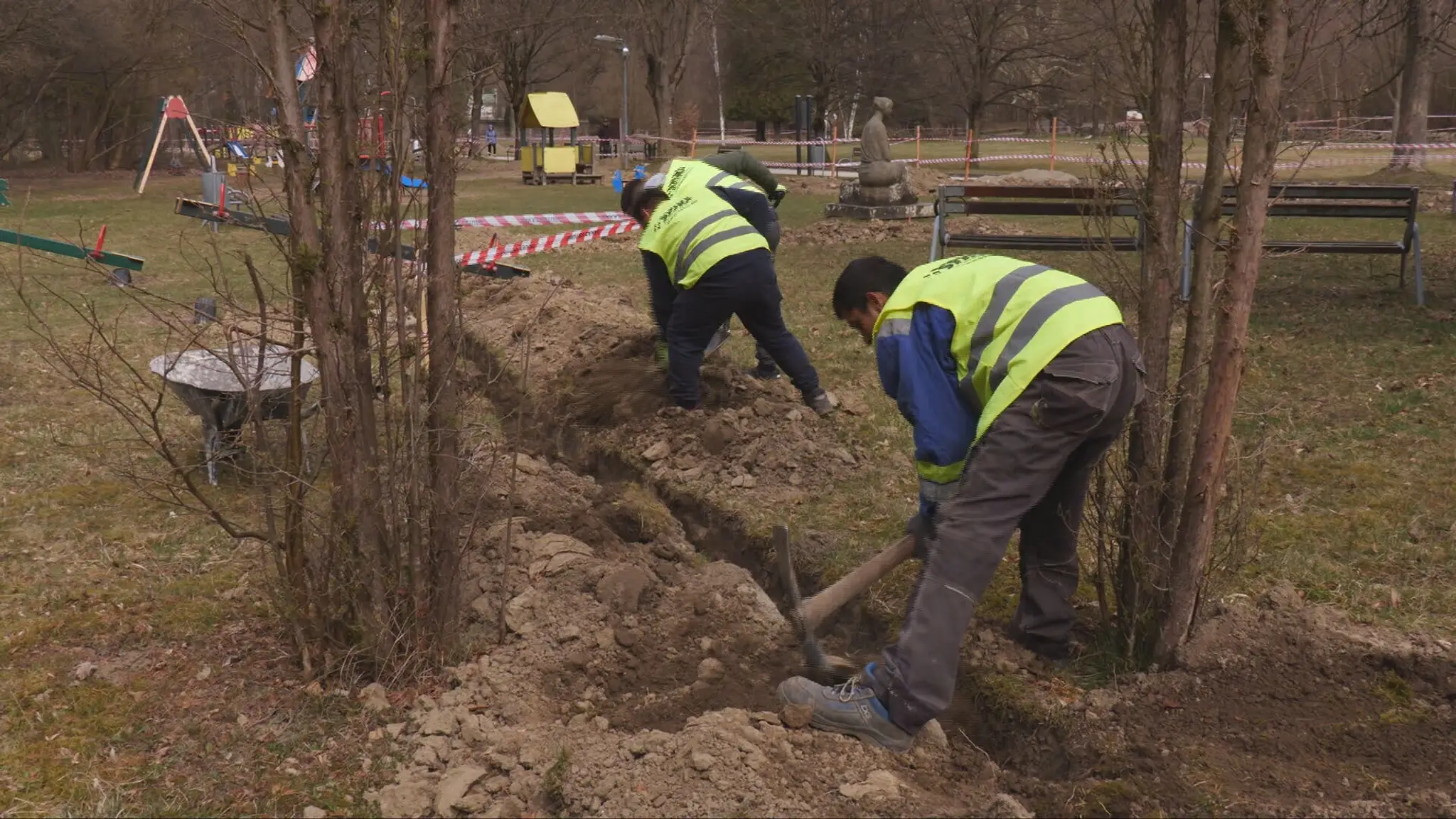 Rozkopaný kúpeľný park v Trenčianskej Teplej