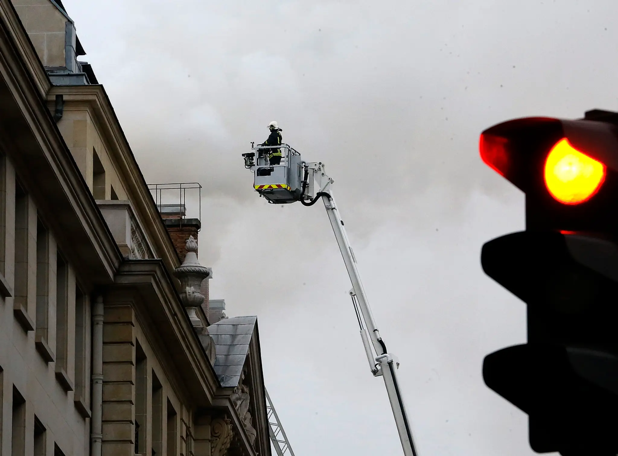 Požiar strechy luxusného hotela Ritz v Paríži.