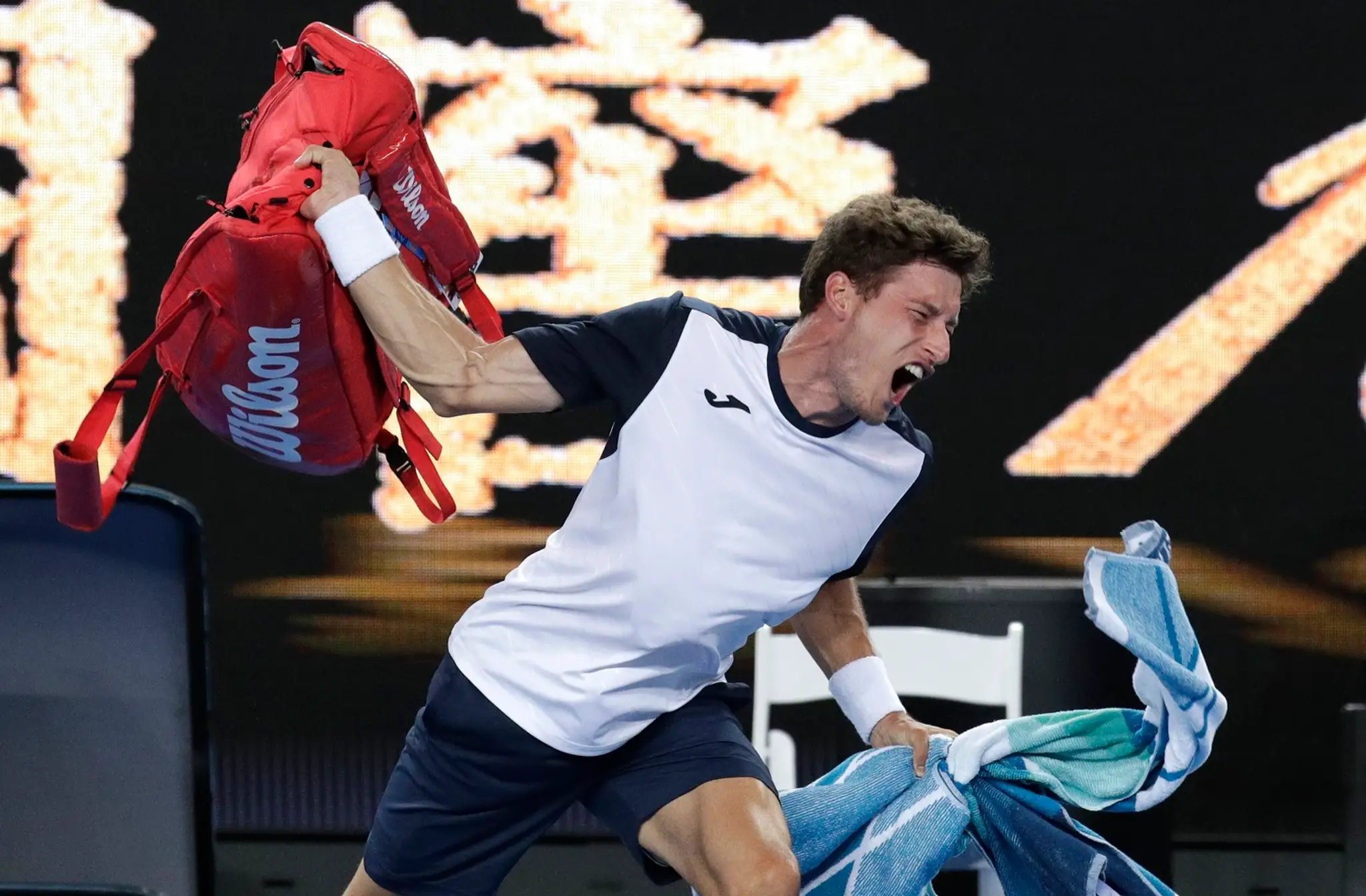Pablo Carreno Busta hádže od zlosti vak o zem po prehre v osemfinále dvojhry na grandslamovom turnaji Australian Open.