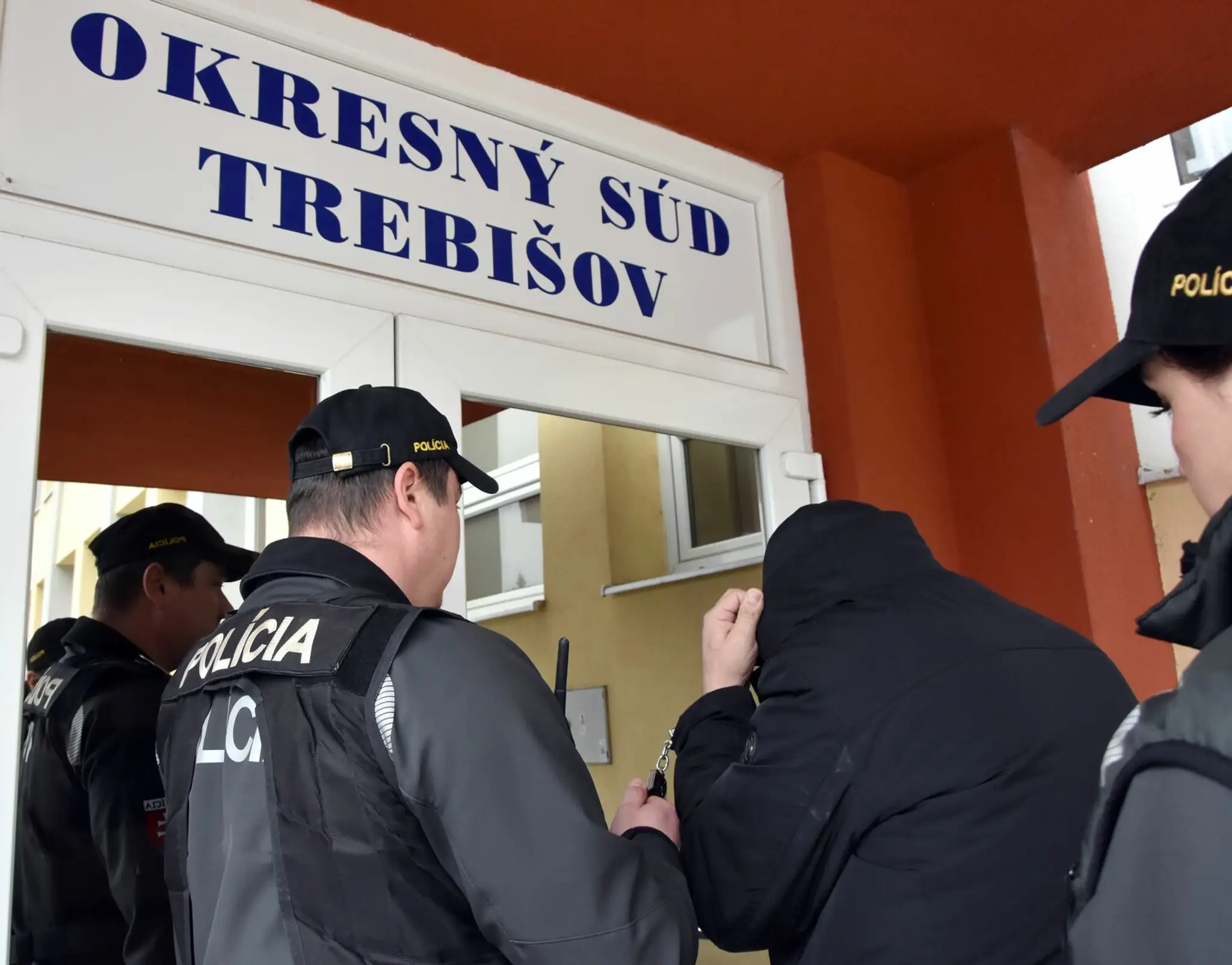 Brat talianskeho podnikateľa Antonina Vadalu na súde v marci.