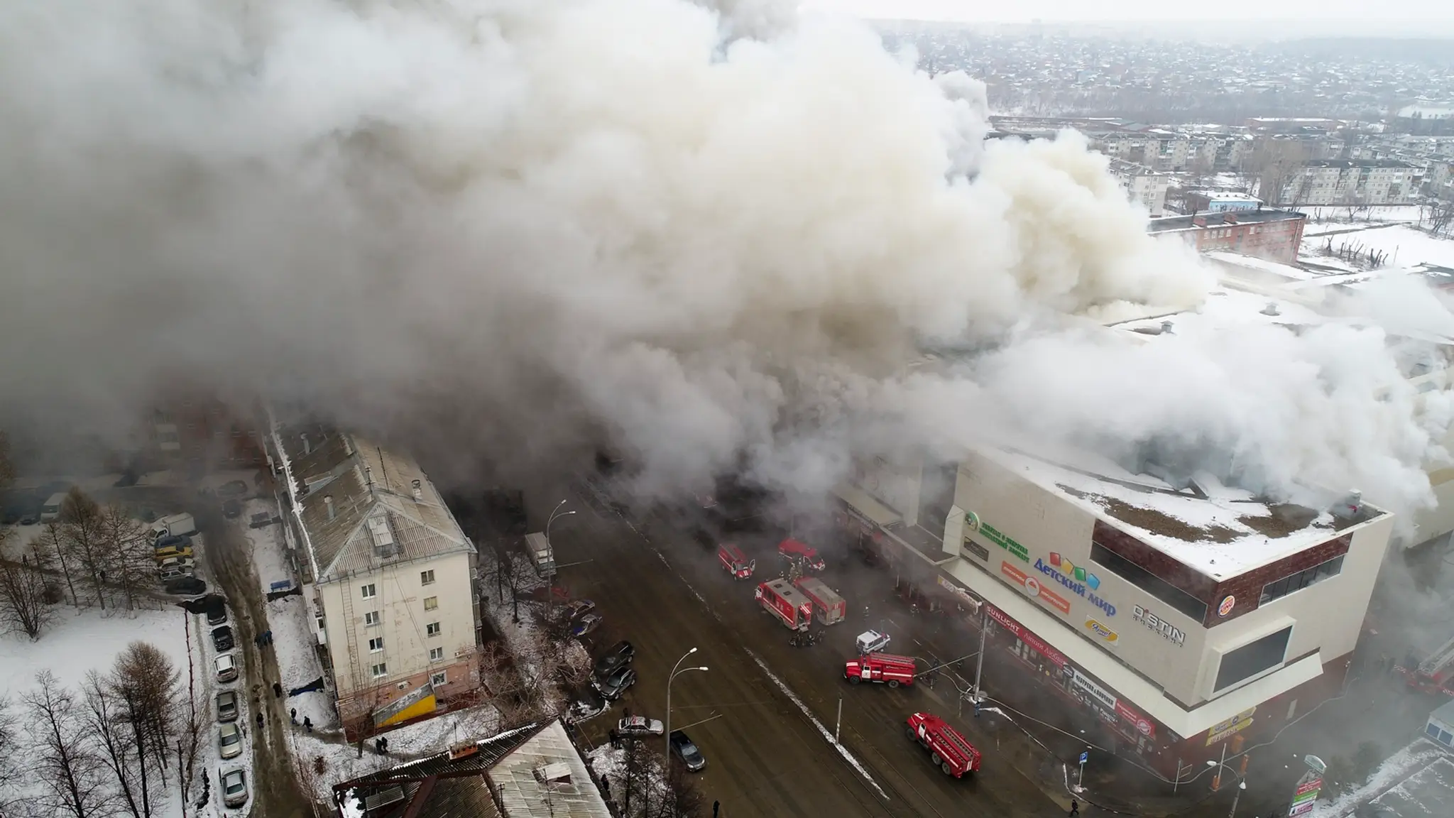 Dym stúpa z budovy nákupného centra.