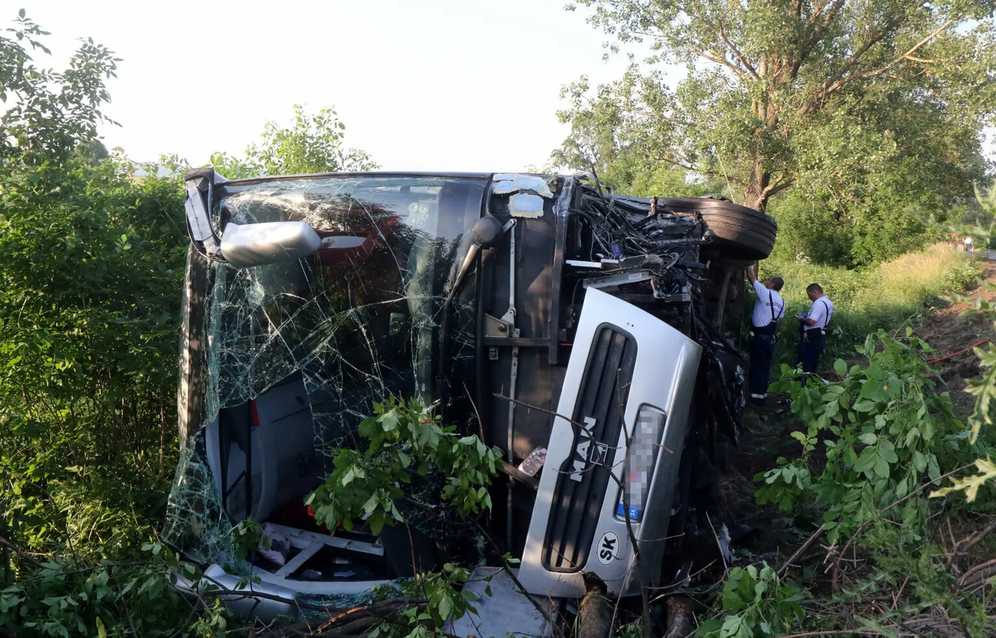 Autobus so slovenským evidenčným číslom, ktorý havaroval po zrážke s osobným autom pri obci Taktaharkány.