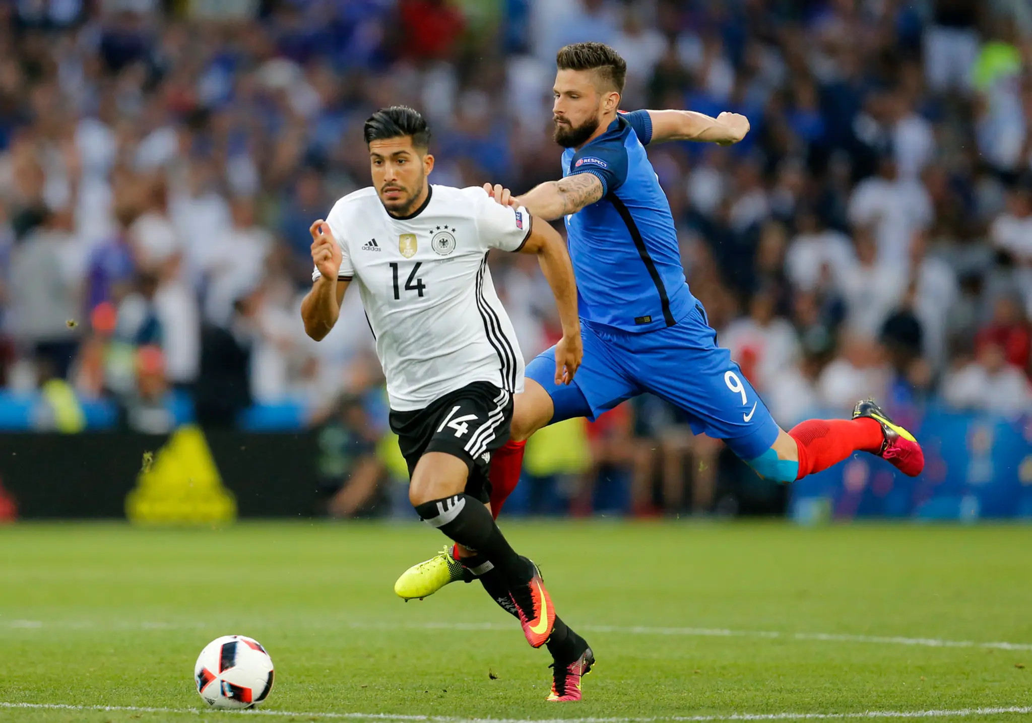 Francúz Olivier Giroud (vpravo) a Nemec Emre Can v súboji o loptu v semifinále ME.