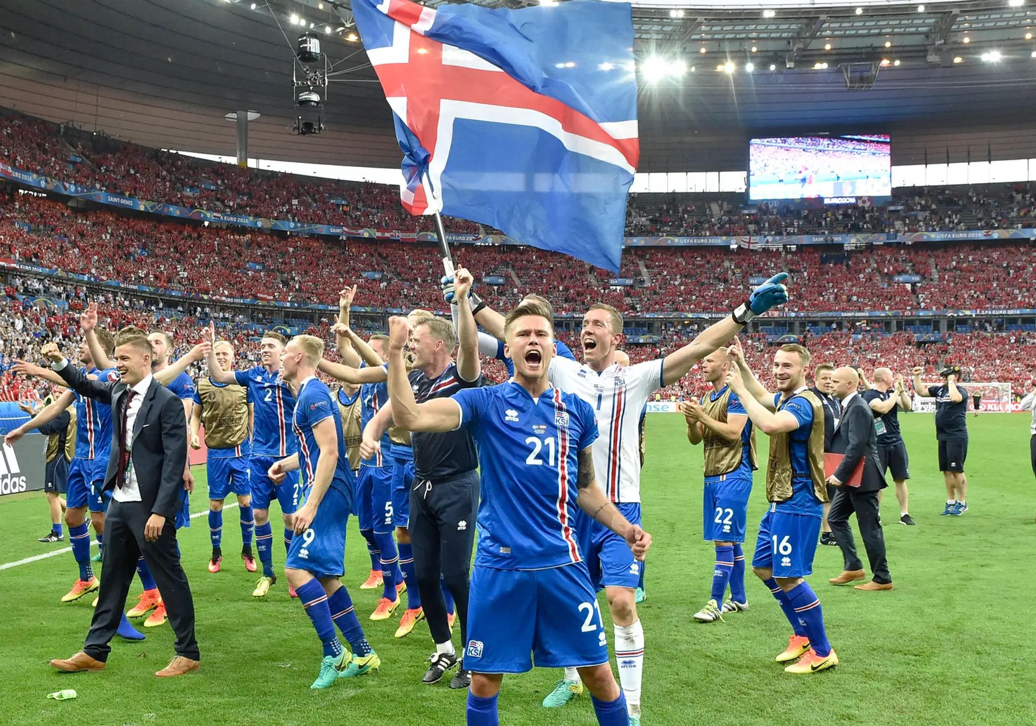 Hráči Islandu oslavujú s fanúšikmi víťazstvo v zápase F-skupiny na majstrovstvách Európy proti Rakúsku 2:1,