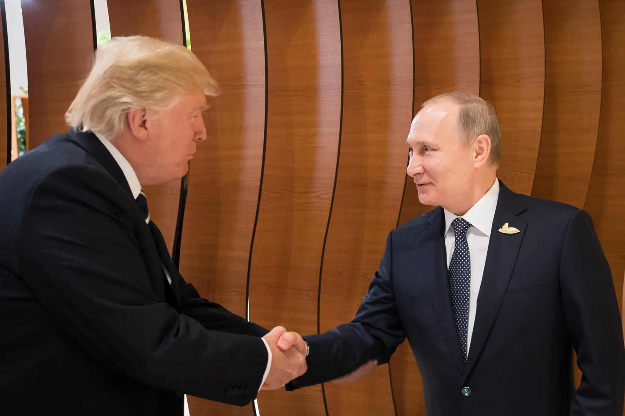 Donald Trump si podal ruku s Vladimirom Putinom.