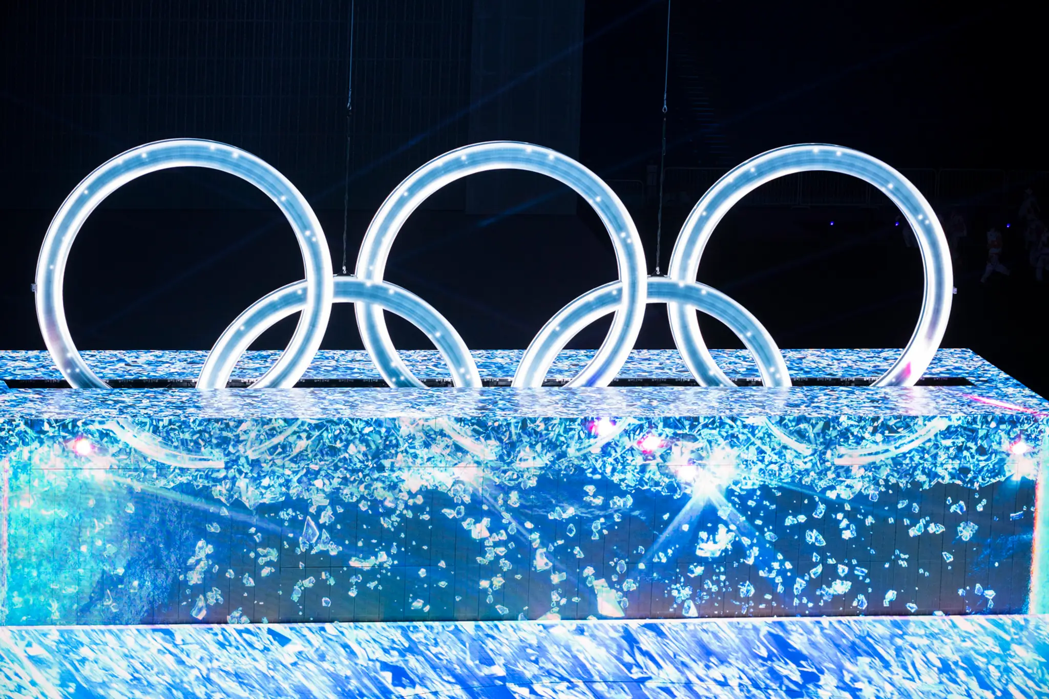 Olympijské kruhy počas otváracieho ceremoniálu ZOH 2022.