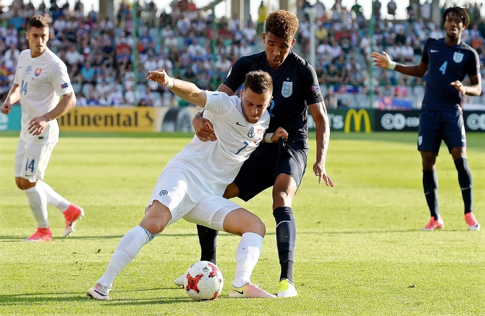 Jaroslav Mihalík a Angličan Mason Holgate.