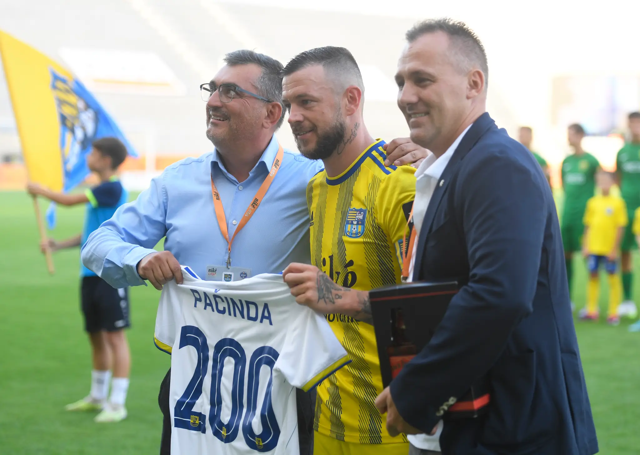 Erik Pačinda (v strede).