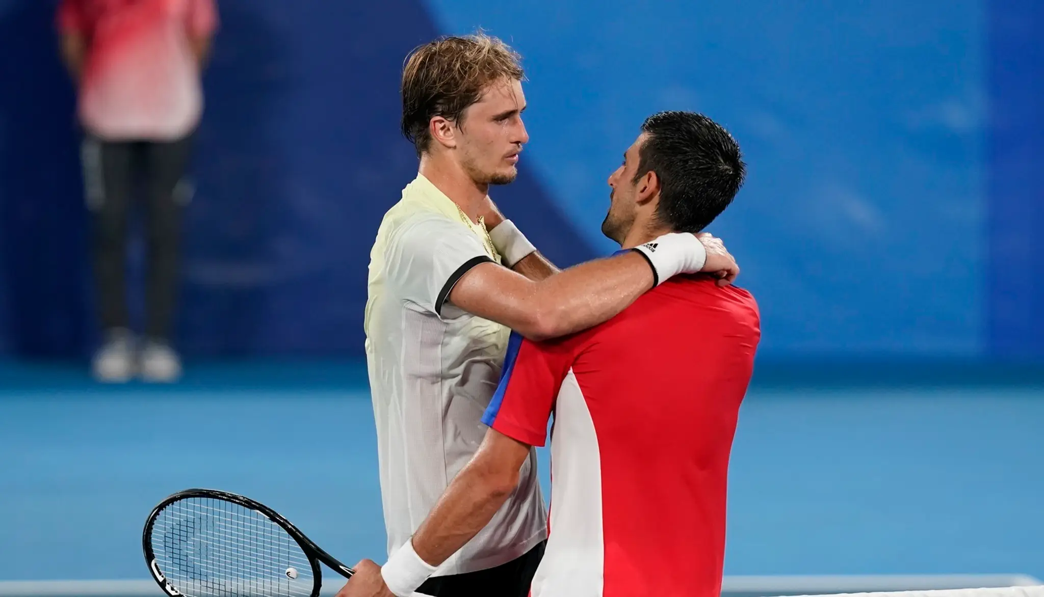 Nemecký tenista Alexander Zverev (vľavo) sa rozpráva so Srbom Novakom Djokovičom po víťazstve v semifinále dvojhry na OH 2020.
