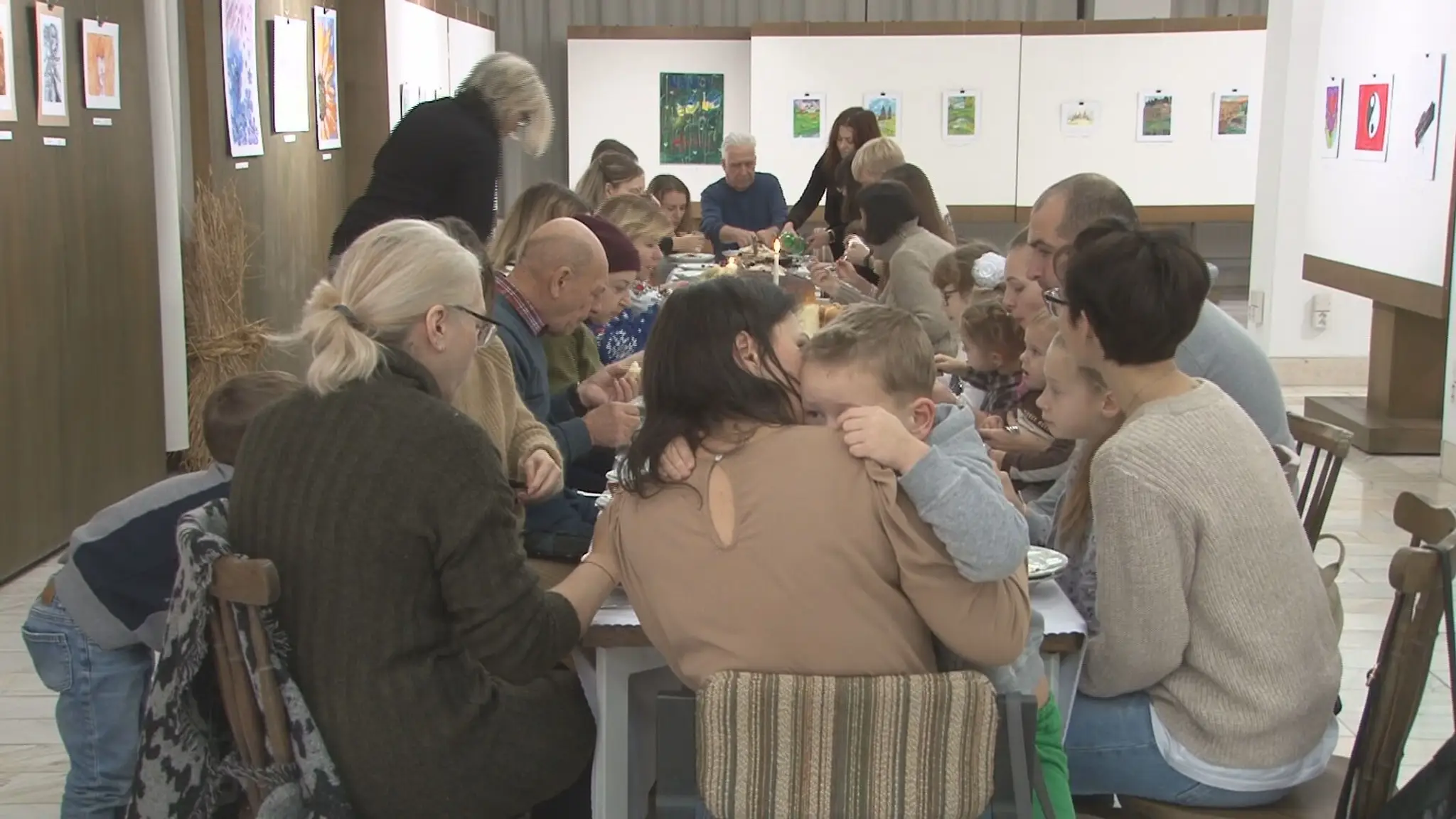 Ukrajinskí odídenci na štedrovečernej večeri v múzeu.