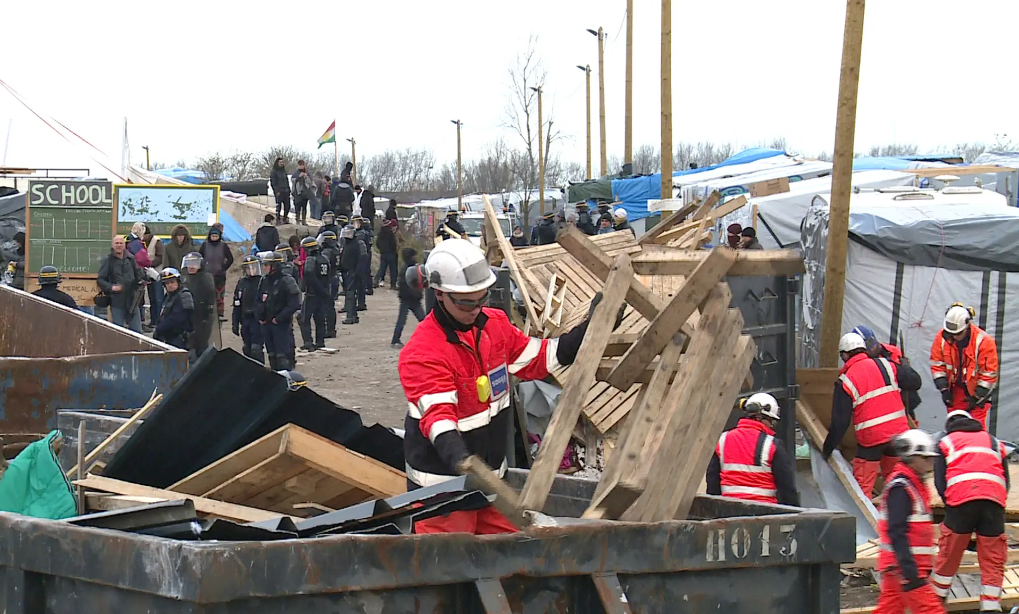 Búranie táboru v Calais. 