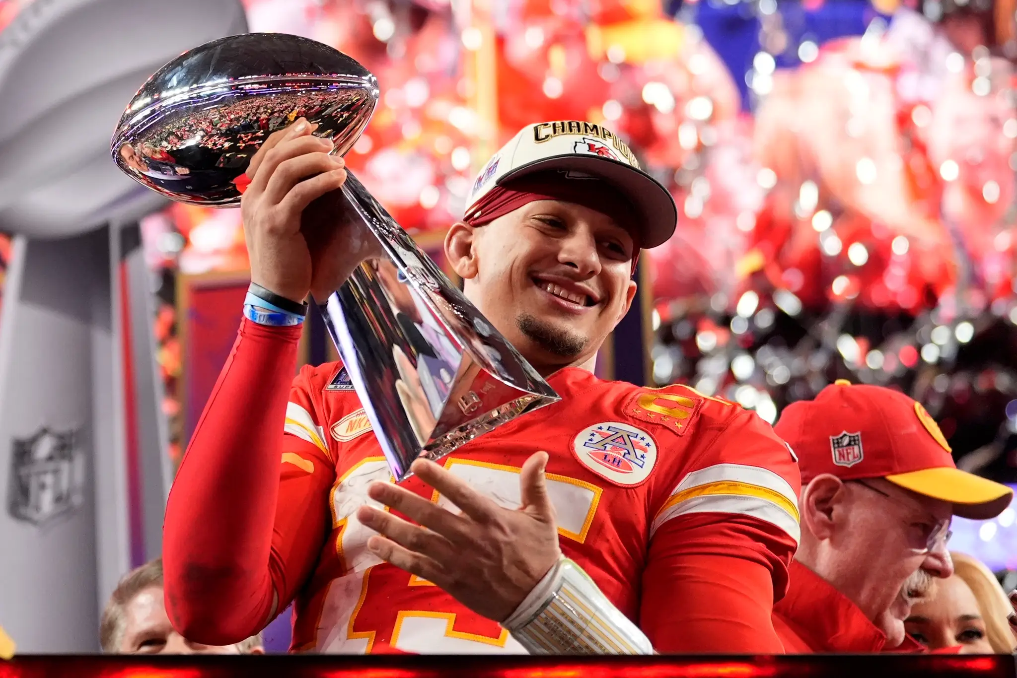 Americkí futbalisti tímu Kansas City Chiefs oslavujú triumf.