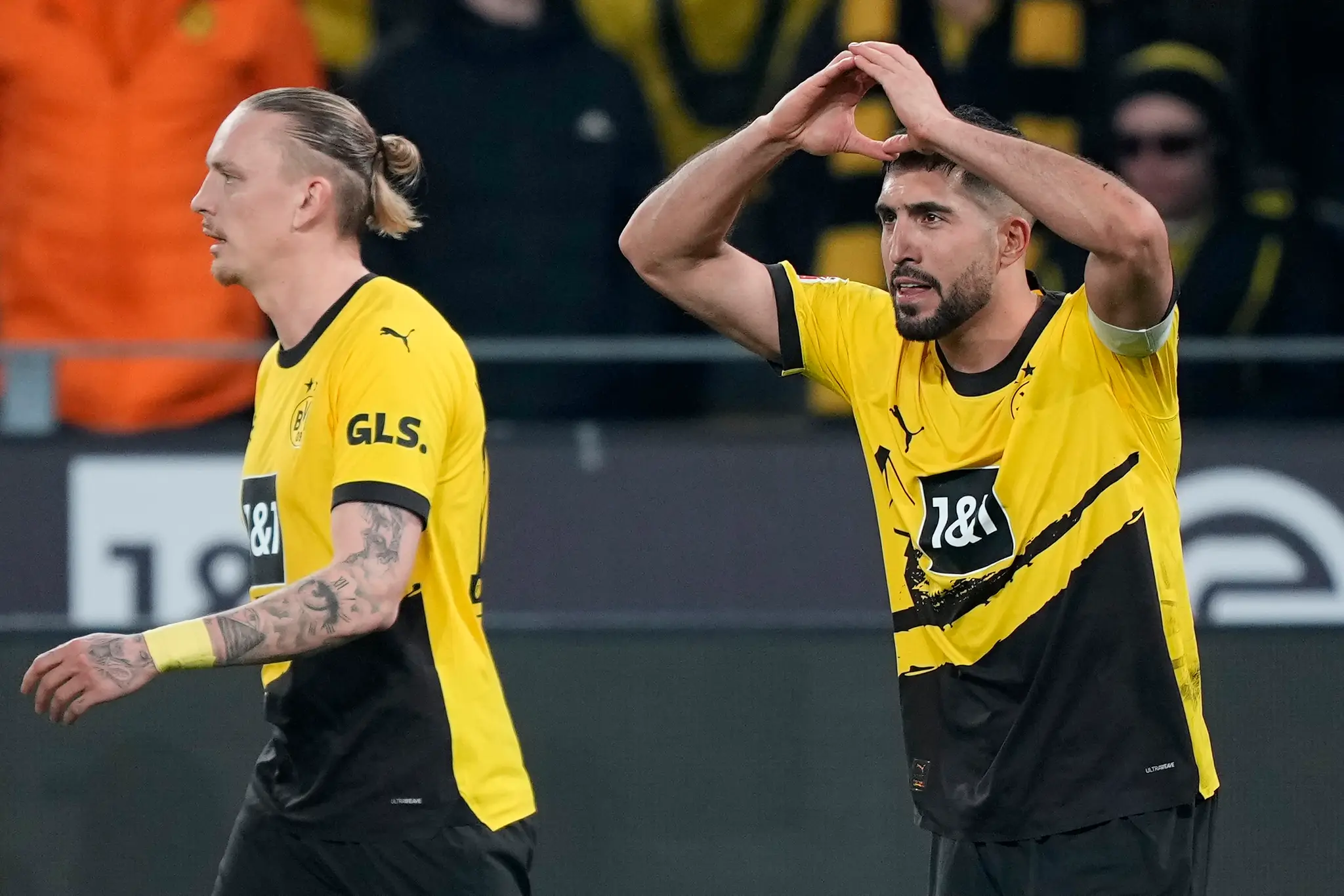 Futbalista Emre Can (vpravo) z Dortmundu sa teší z gólu