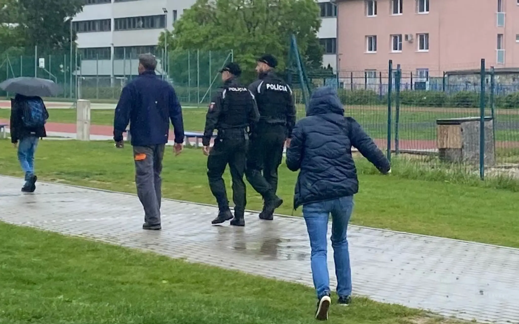 Polícia na škole v bratislavskom Ružinove.