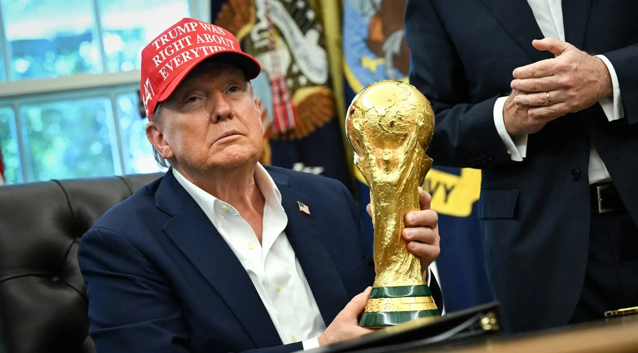 Americký prezident Donald Trump s trofejou pre víťaza majstrovstiev sveta.