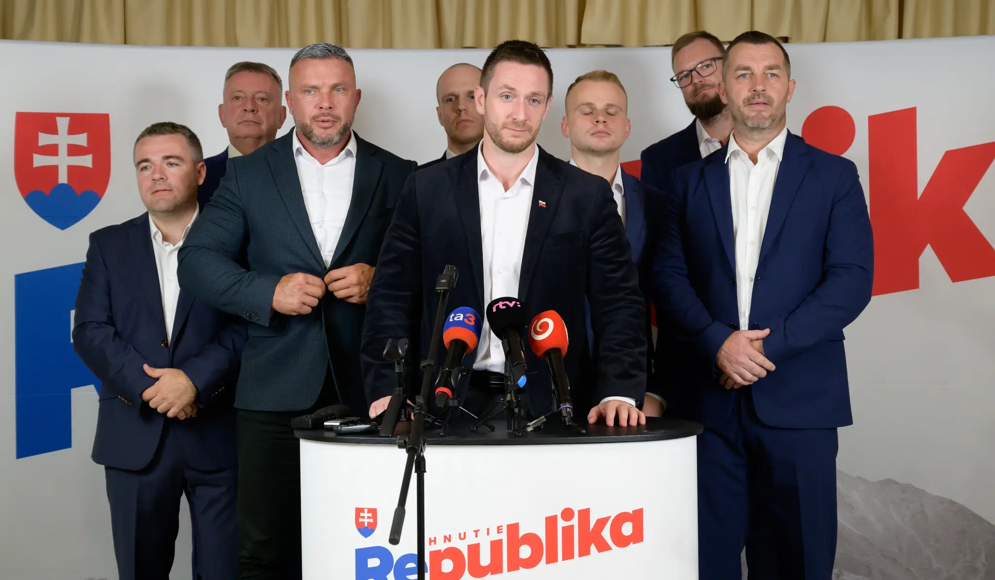 Na snímke predseda hnutia Republika Milan Uhrík (uprostred) komentuje zverejnené výsledky exit pollu počas volebnej noci vo volebnej centrále hnutia v Nitre.
