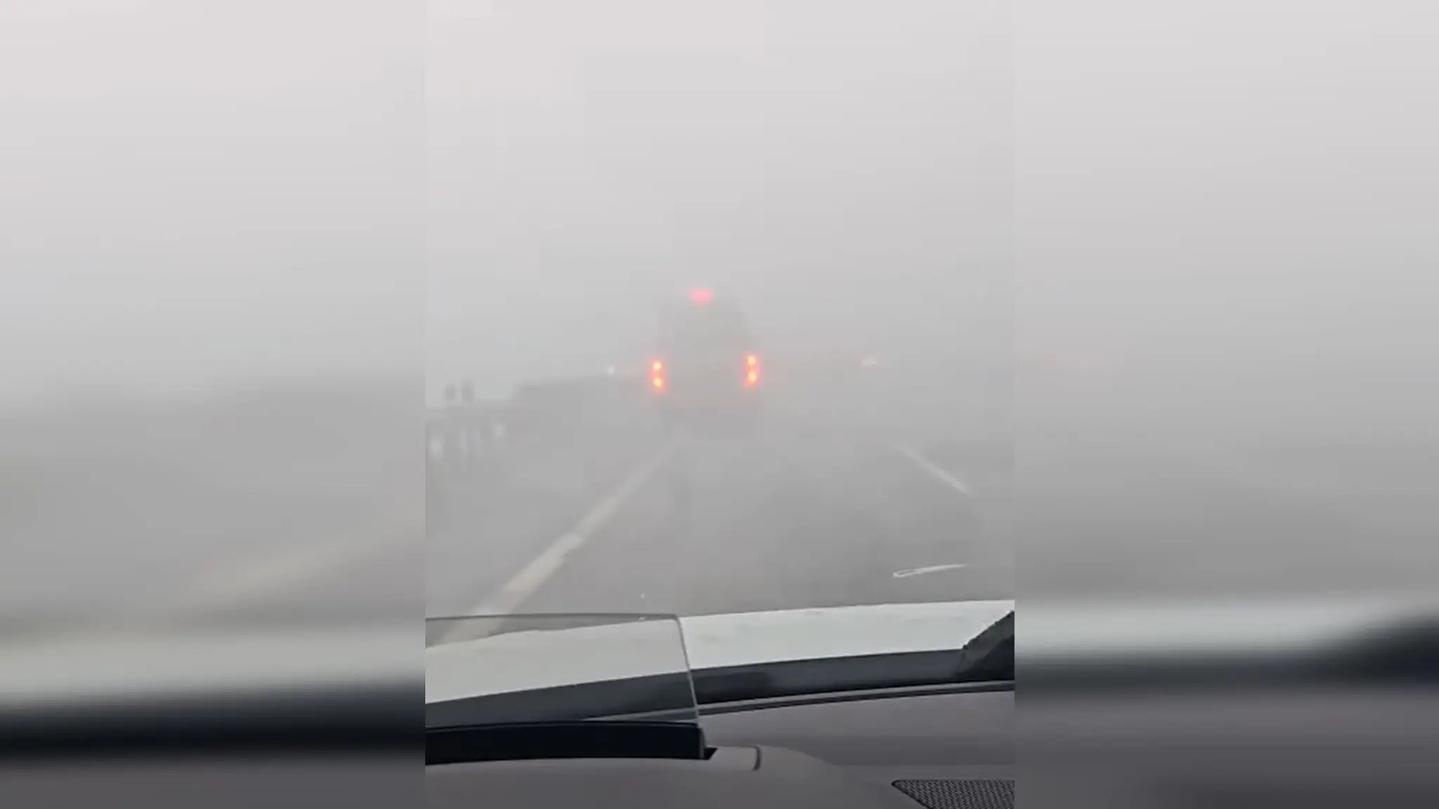 Na snímke diaľnica R1, kde sa zrazili tri kamióny.