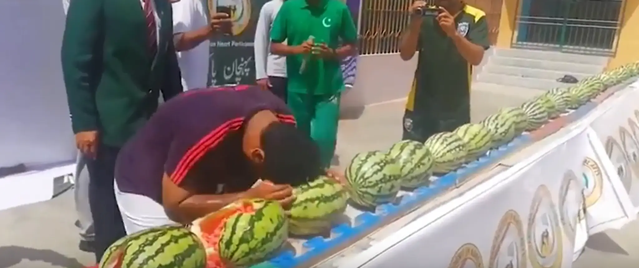 Pakistanec počas svojho pokusu o prekonanie svetového rekordu. 
