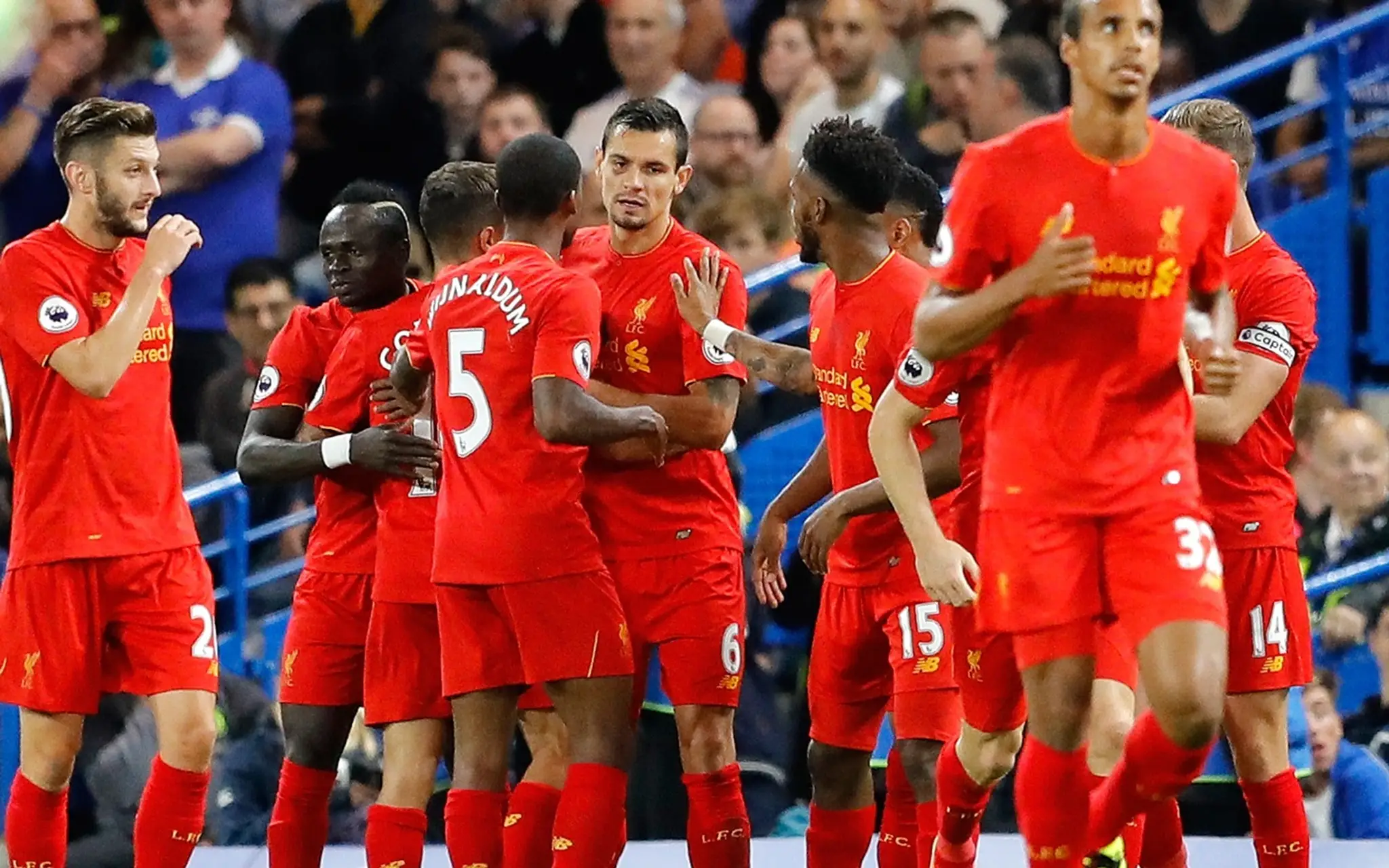Hráči Liverpoolu sa tešia z gólu 