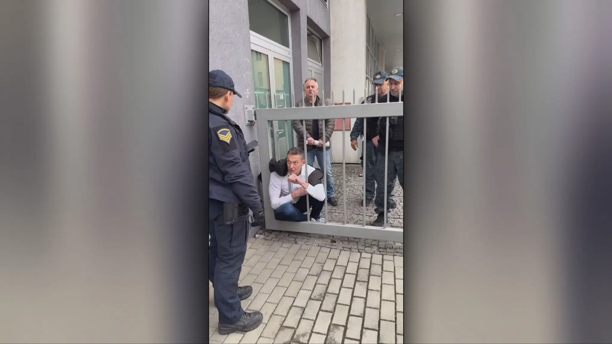 Plot bránil majiteľ vlastným telom.