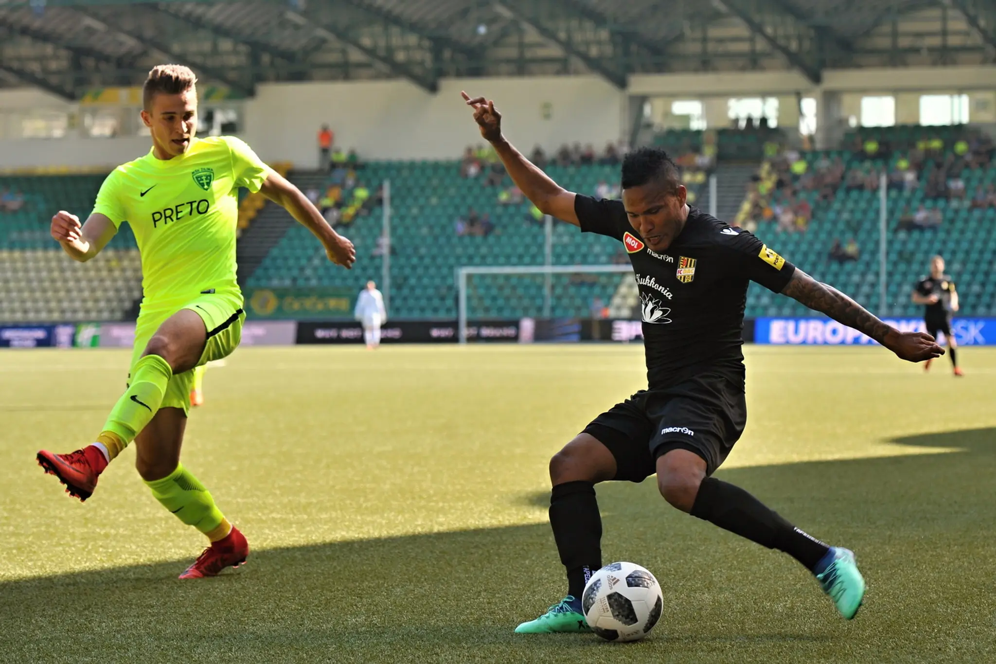 Na snímke vľavo Kristián Vallo (MŠK Žilina) a Eric javier Davis (FK DAC 1904 Dunajská Streda).