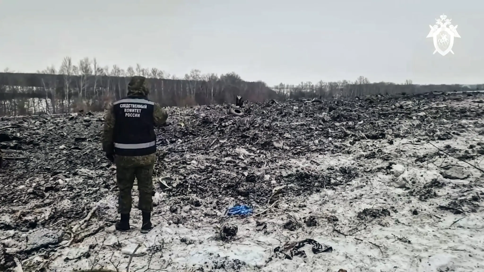Trosky lietadla Il-76 na poli v Belgorodskej oblasti.