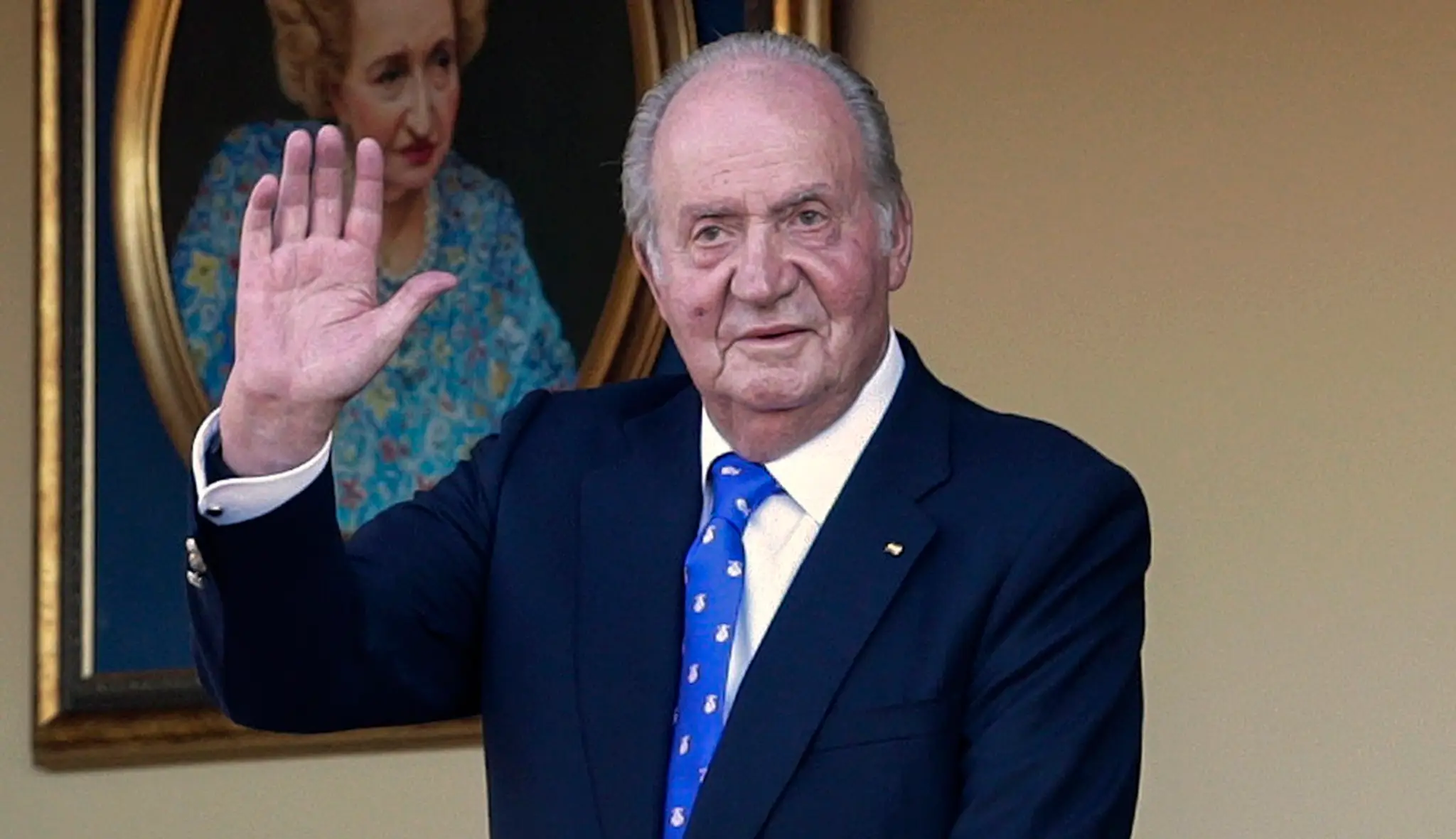 Na archívnej snímnke z 2. júna 2019 bývalý španielsky kráľ Juan Carlos máva počas bíčieho zápasu v španielskom meste Aranjuez.