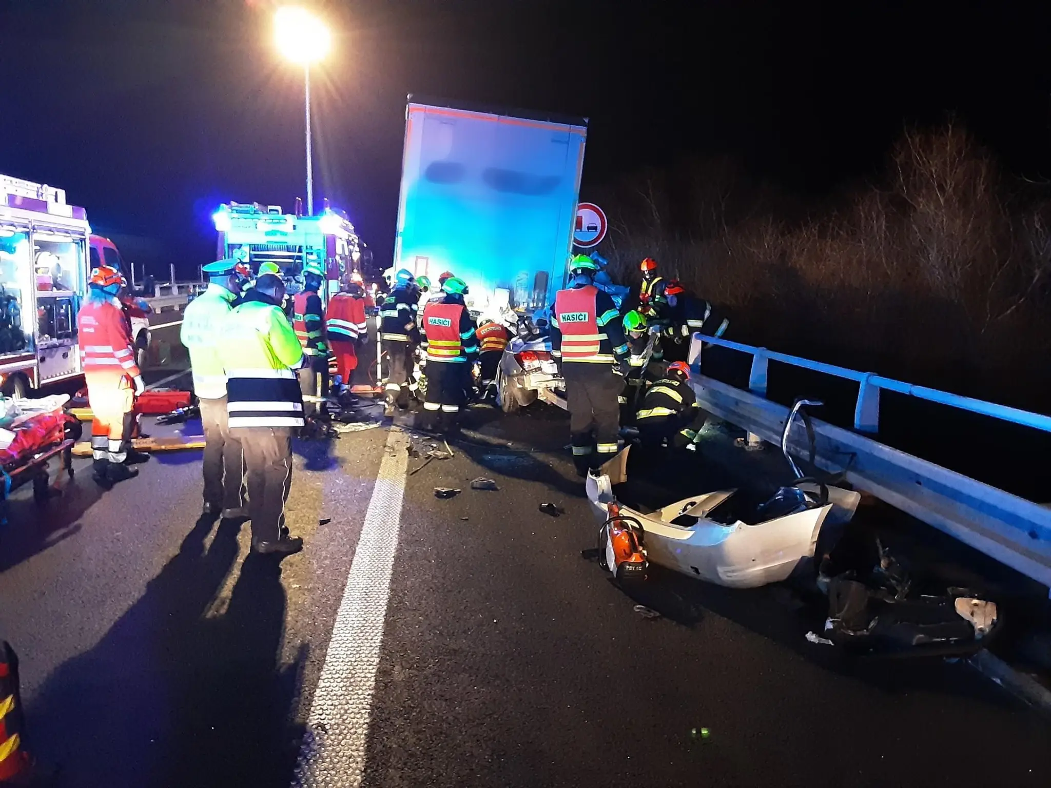 FOTO: Je zázrak, že prežili. Osobné auto vletelo pod kamión a ostalo tam zakliesnené