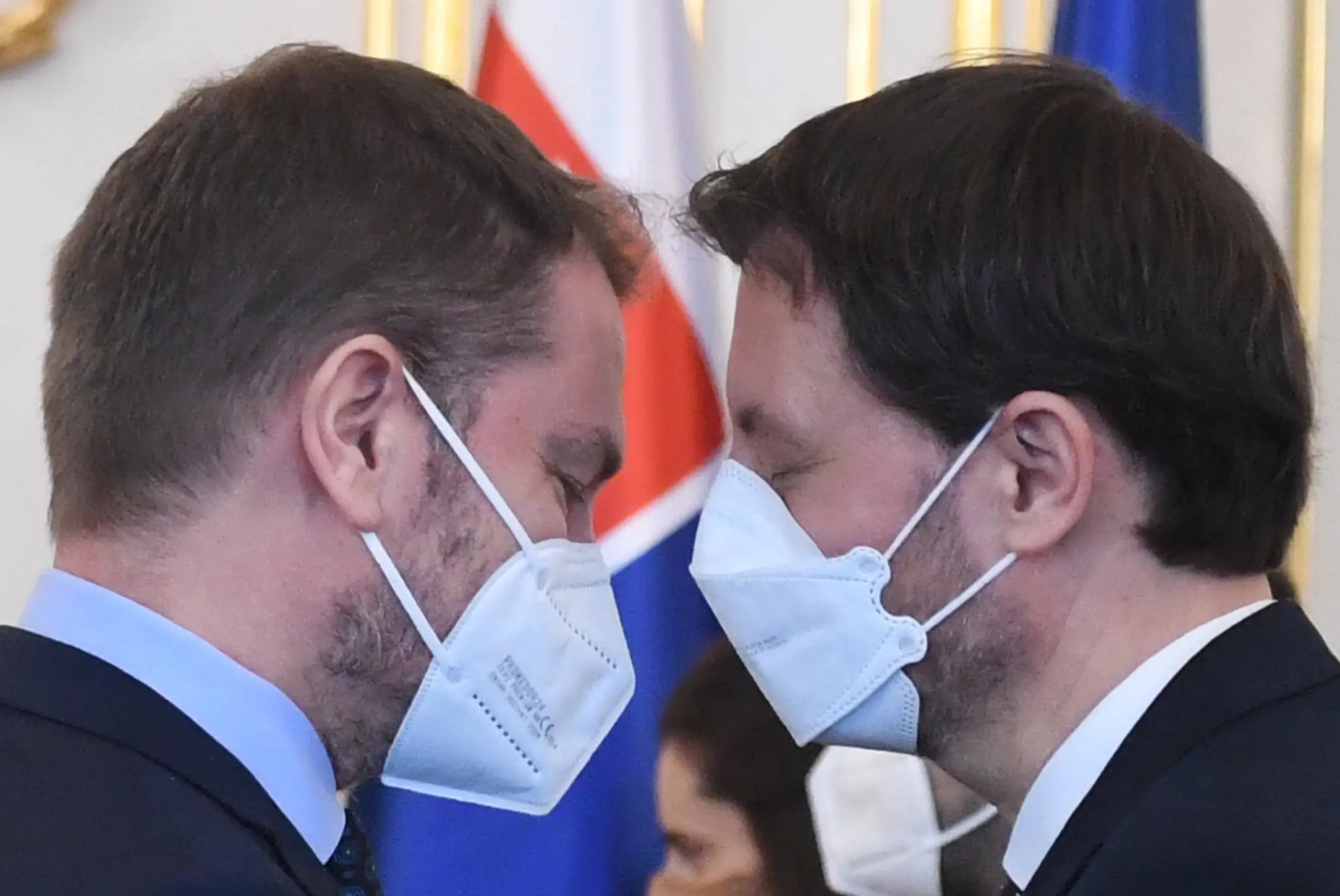 Na snímke vpravo predseda vlády SR Eduard Heger (OĽaNO) a vľavo podpredseda vlády a minister financií SR Igor Matovič (OĽaNO) počas vymenovania novej vlády SR v Prezidentskom paláci 1. apríla 2021 v Bratislave.
