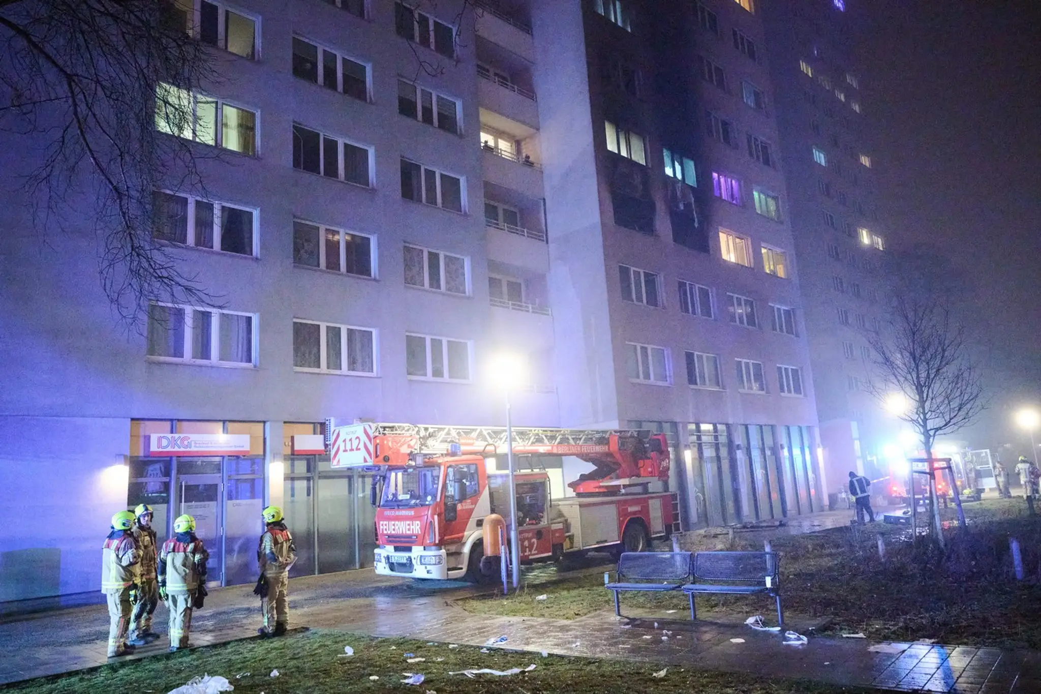 Na snímke bytovka v Berlíne, ktorý zachvátil požiar a o život prišlo jedno dieťa.