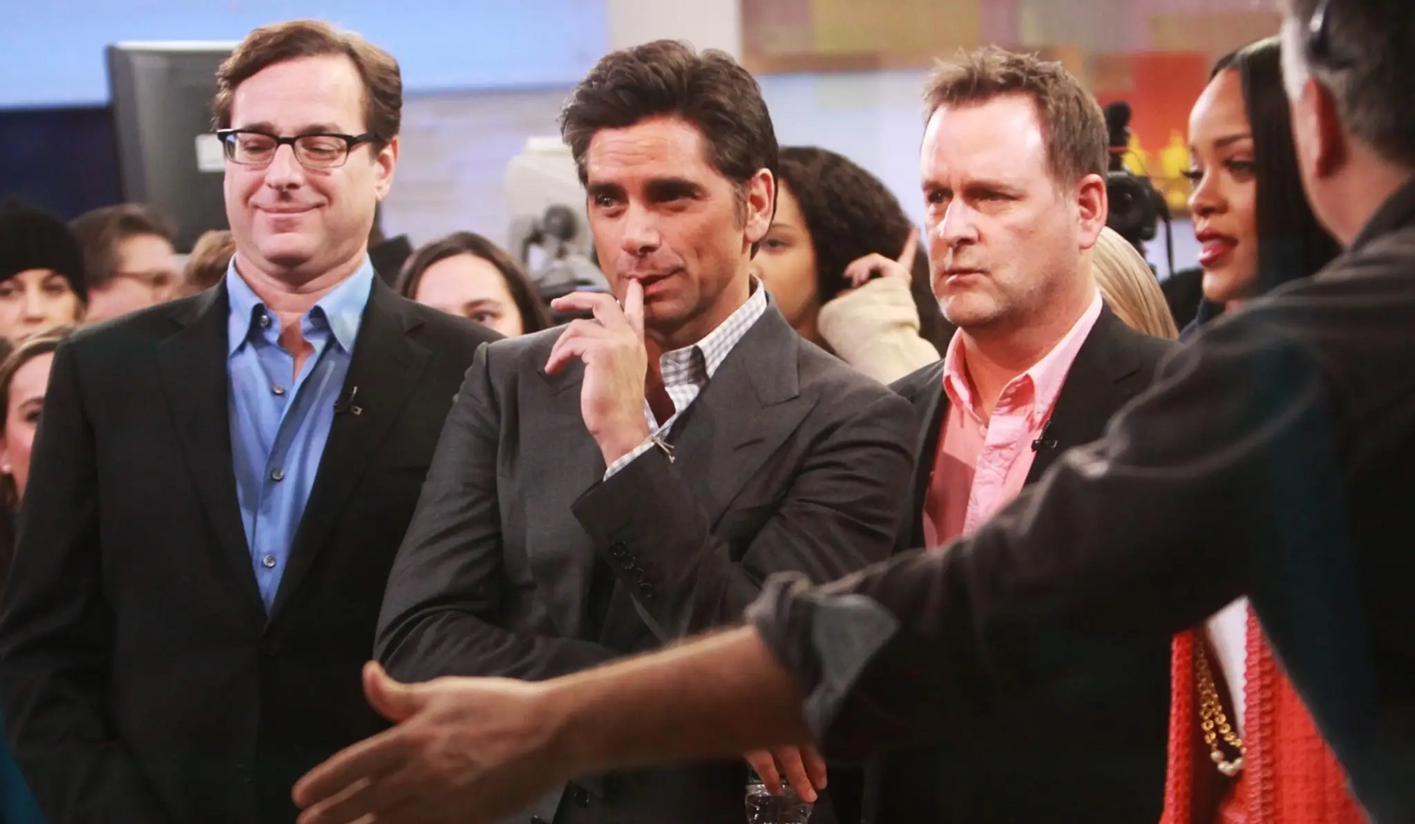 Zľava Bob Saget, John Stamos, Dave Coulier a Rihanna v Good Morning America v decembri 2014