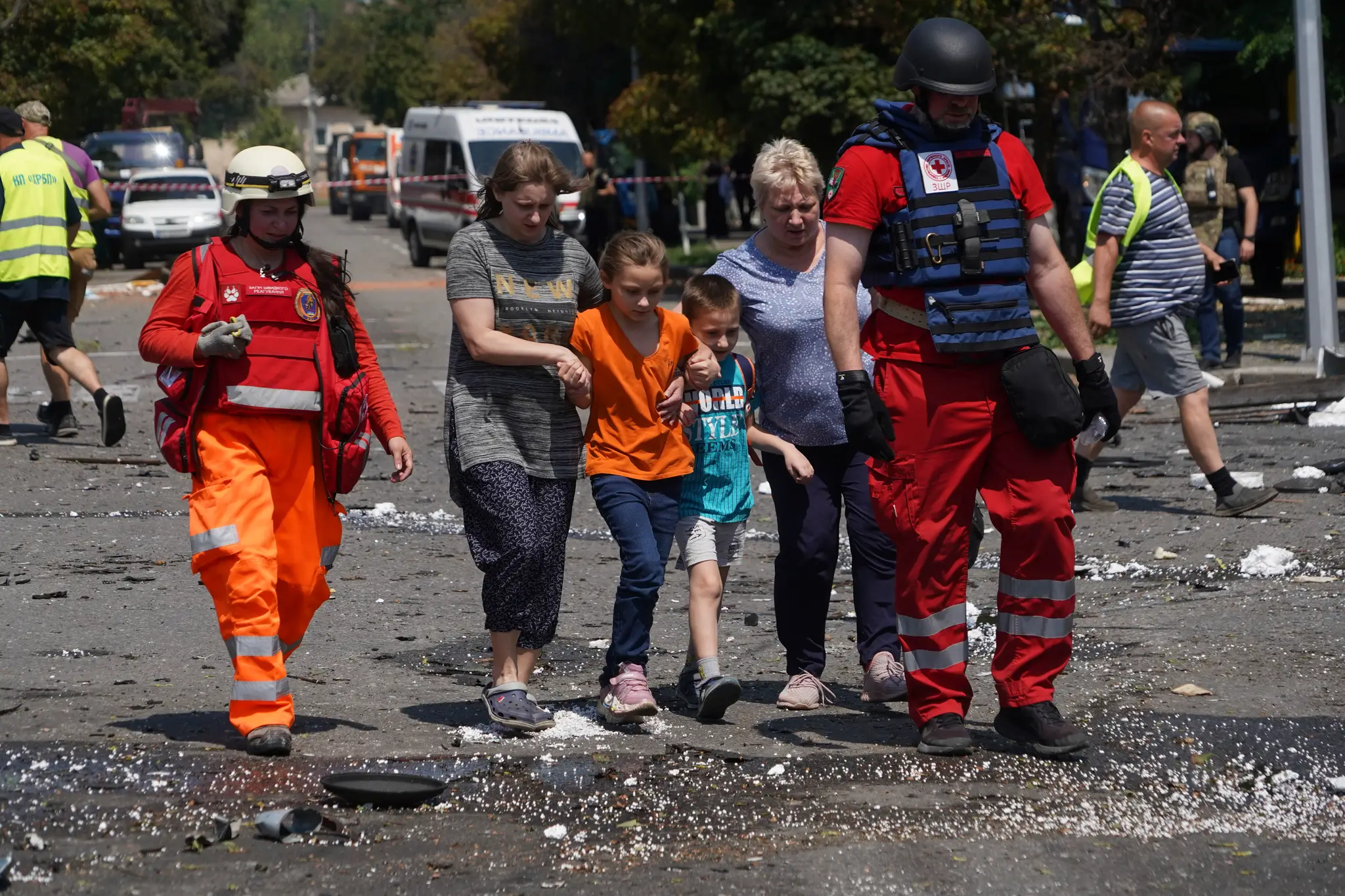 Zdravotníci pomáhajú počas evakuácie obyvateľov po dronovom útoku ruskej armády v druhom najväčšom ukrajinskom meste Charkov.
