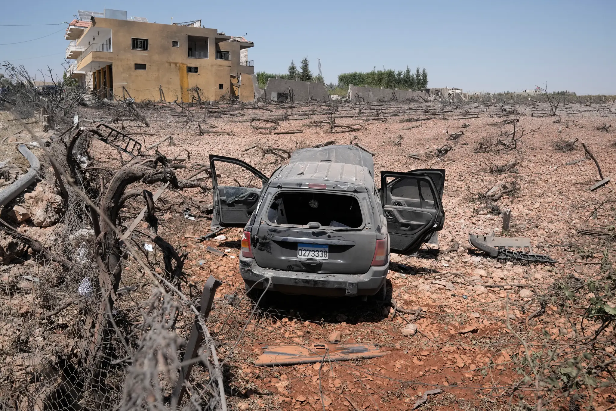 Zničené auto na poli po izraelskom leteckom útoku v dedine Nabi Sheet v údolí Bekaa Valley na východe Libanonu.