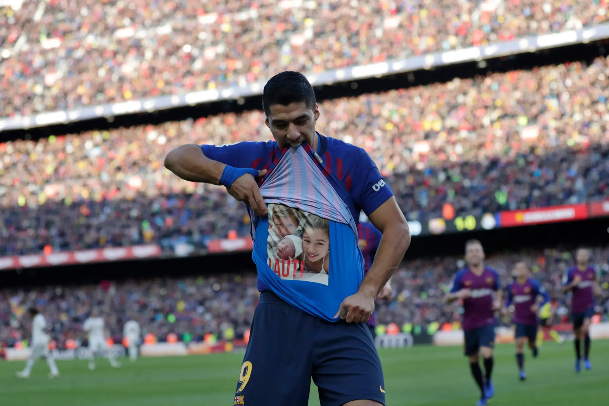 Luis Suárez z Barcelony oslavuje gól proti Realu.