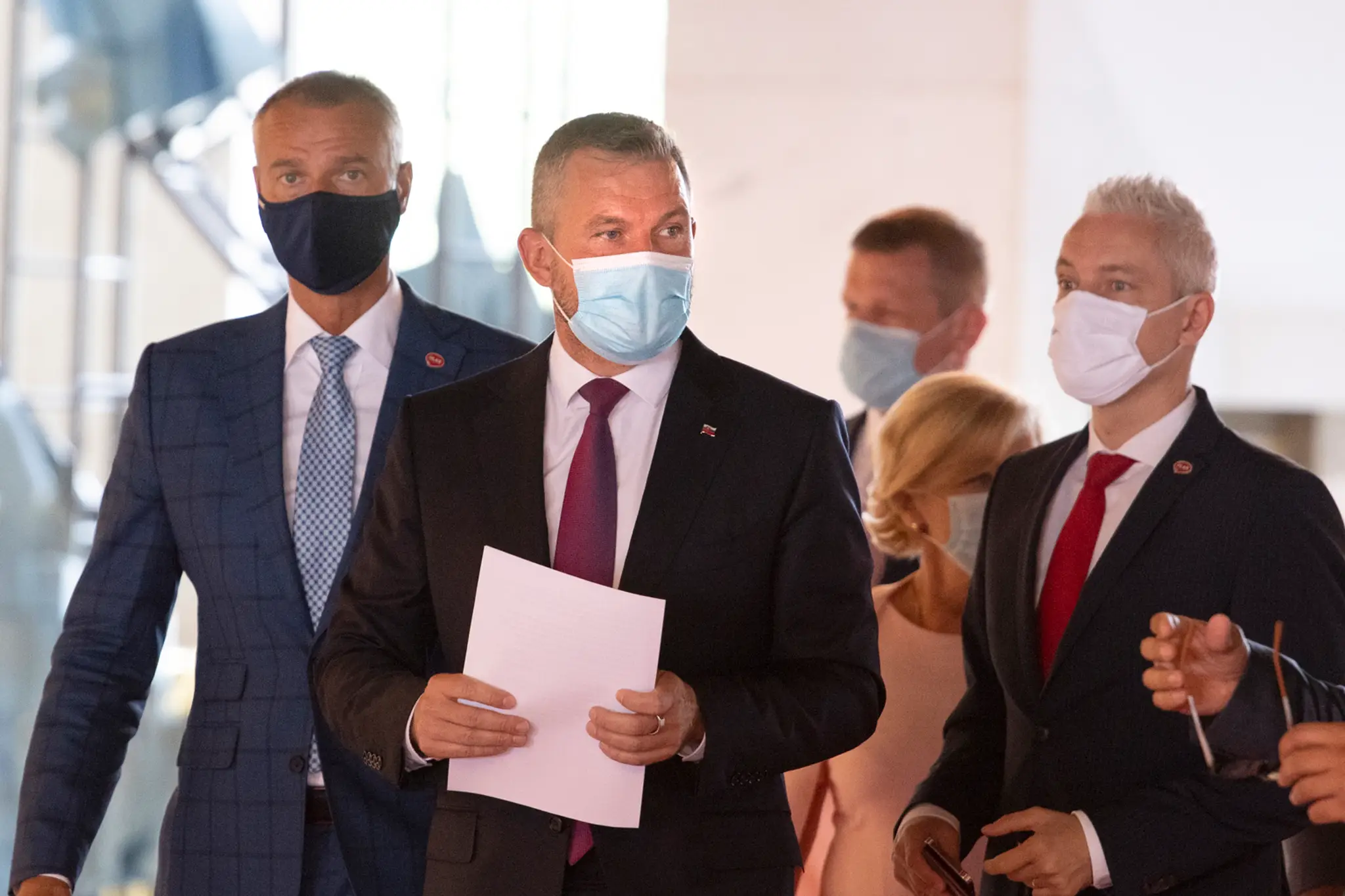 Na snímke uprostred predseda strany Hlas - SD Peter Pellegrini.