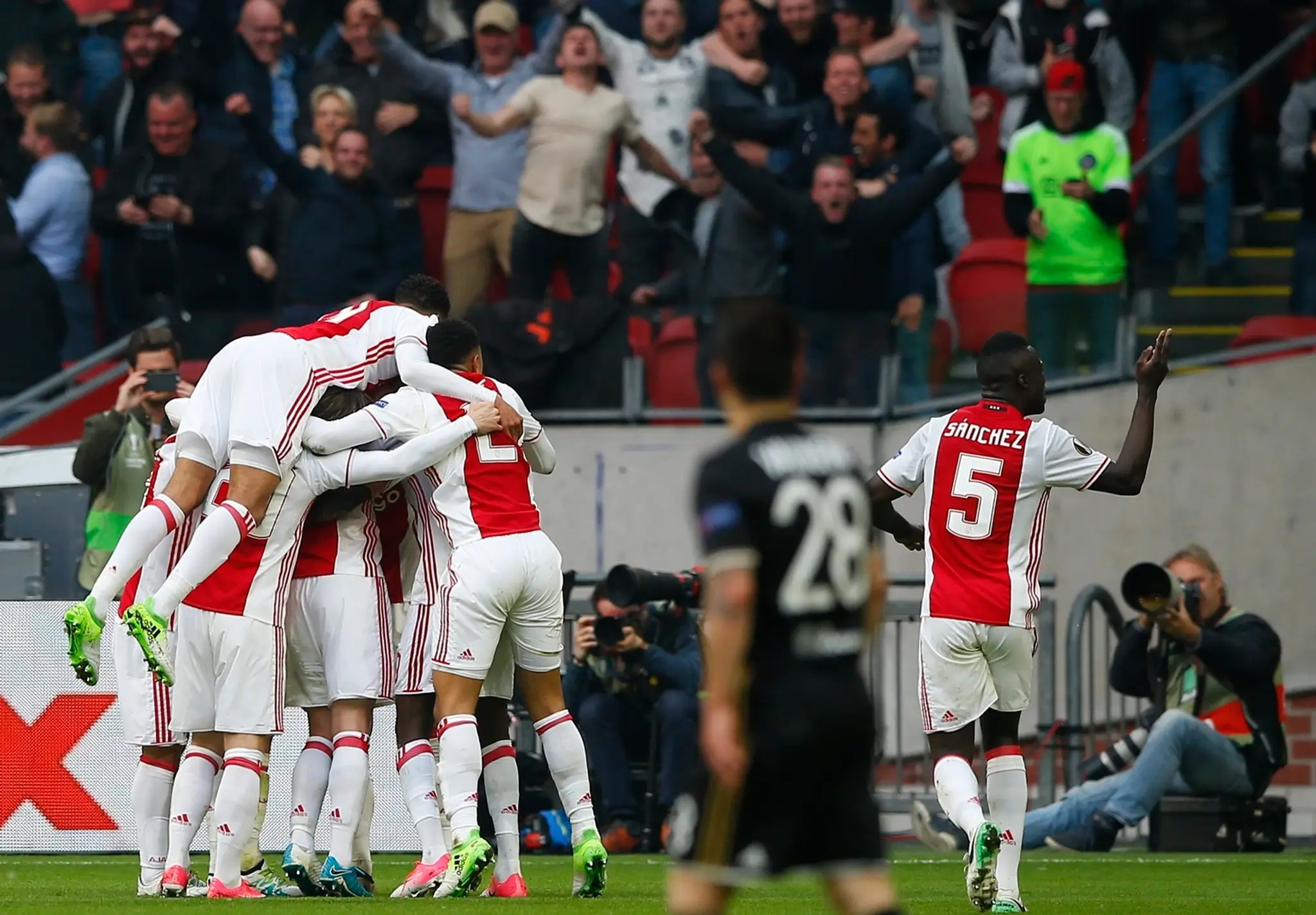 Gólová radosť v podaní hráčov Ajaxu v semifinále EL proti Lyonu.