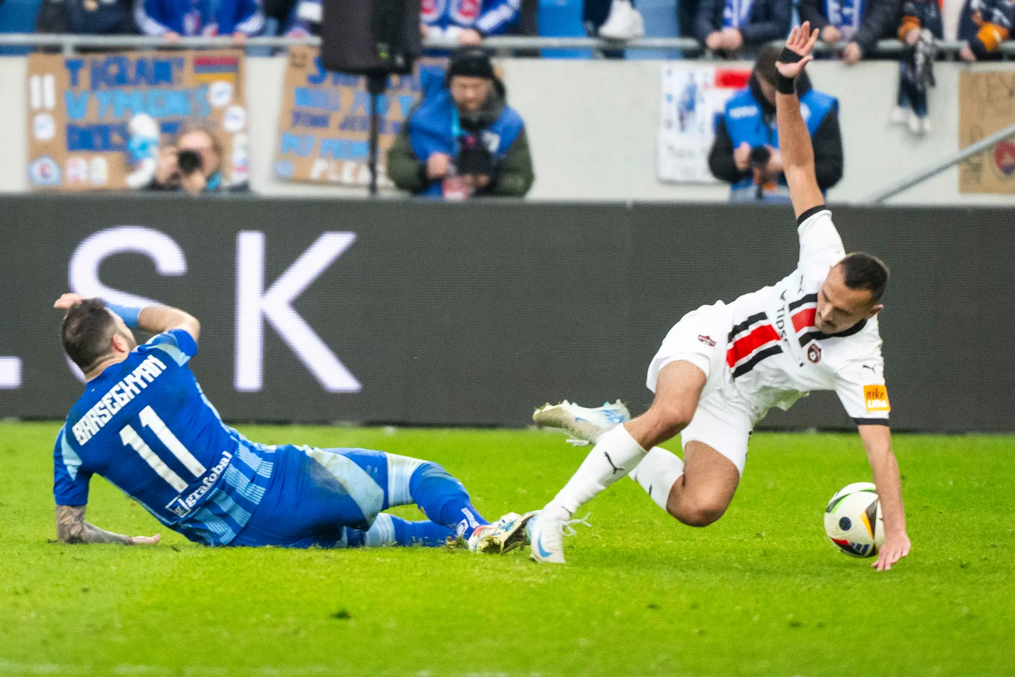 Na snímke zľava Tigran Barseghjan (Slovan) a Martin Šulek (Trnava) .